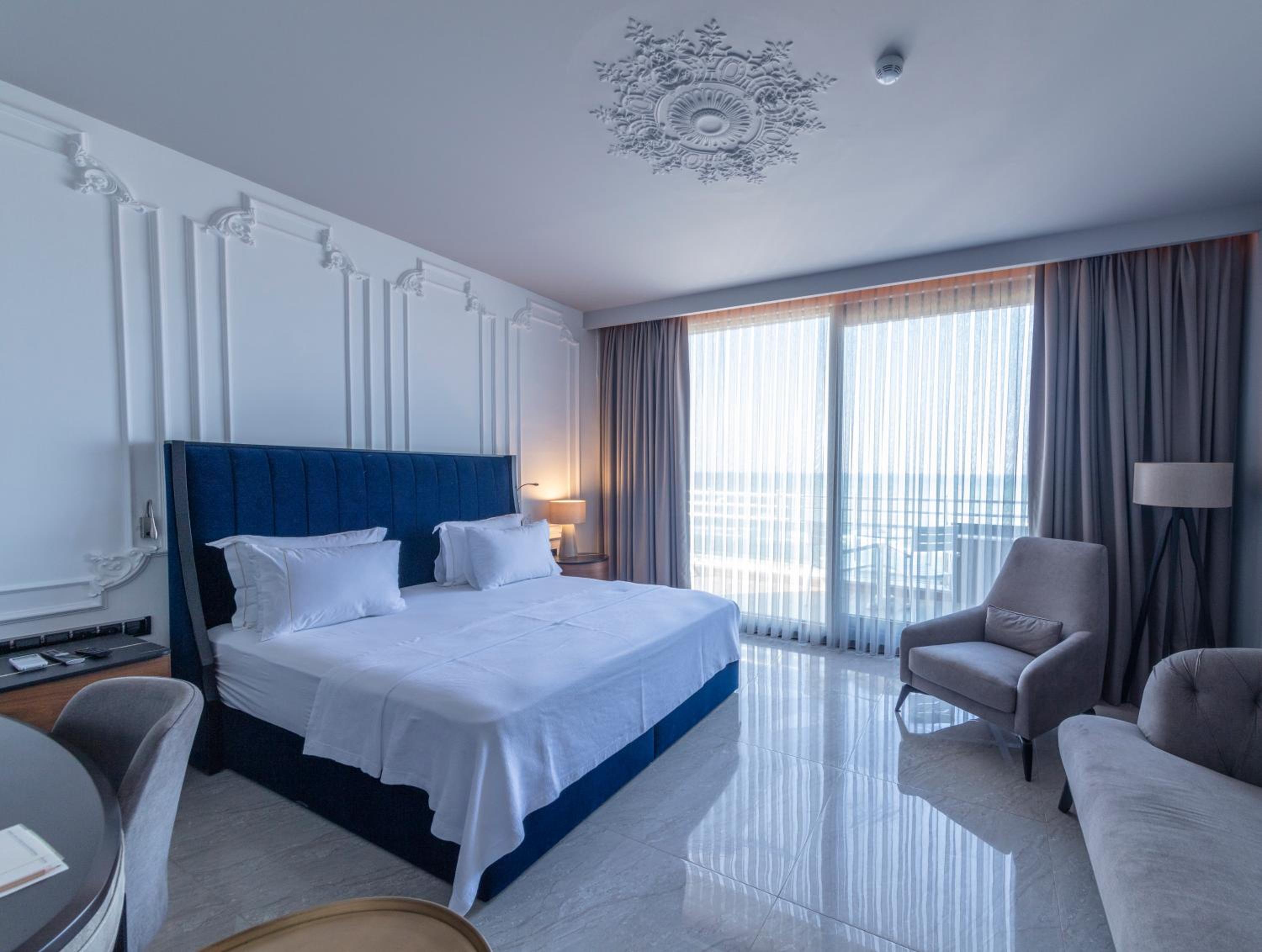 Deluxe King Room - Photo 1