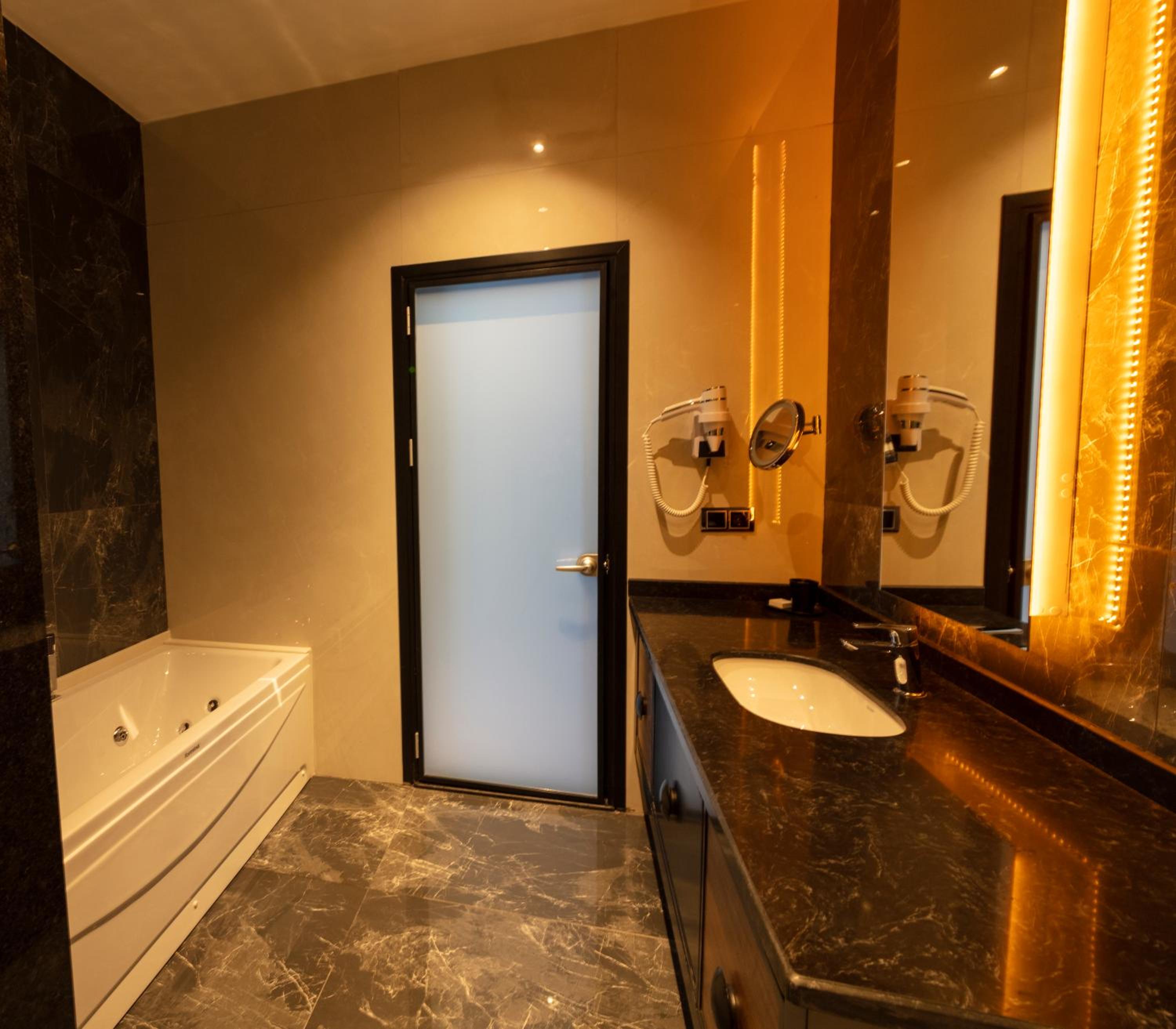 Deluxe King Room - Photo 12