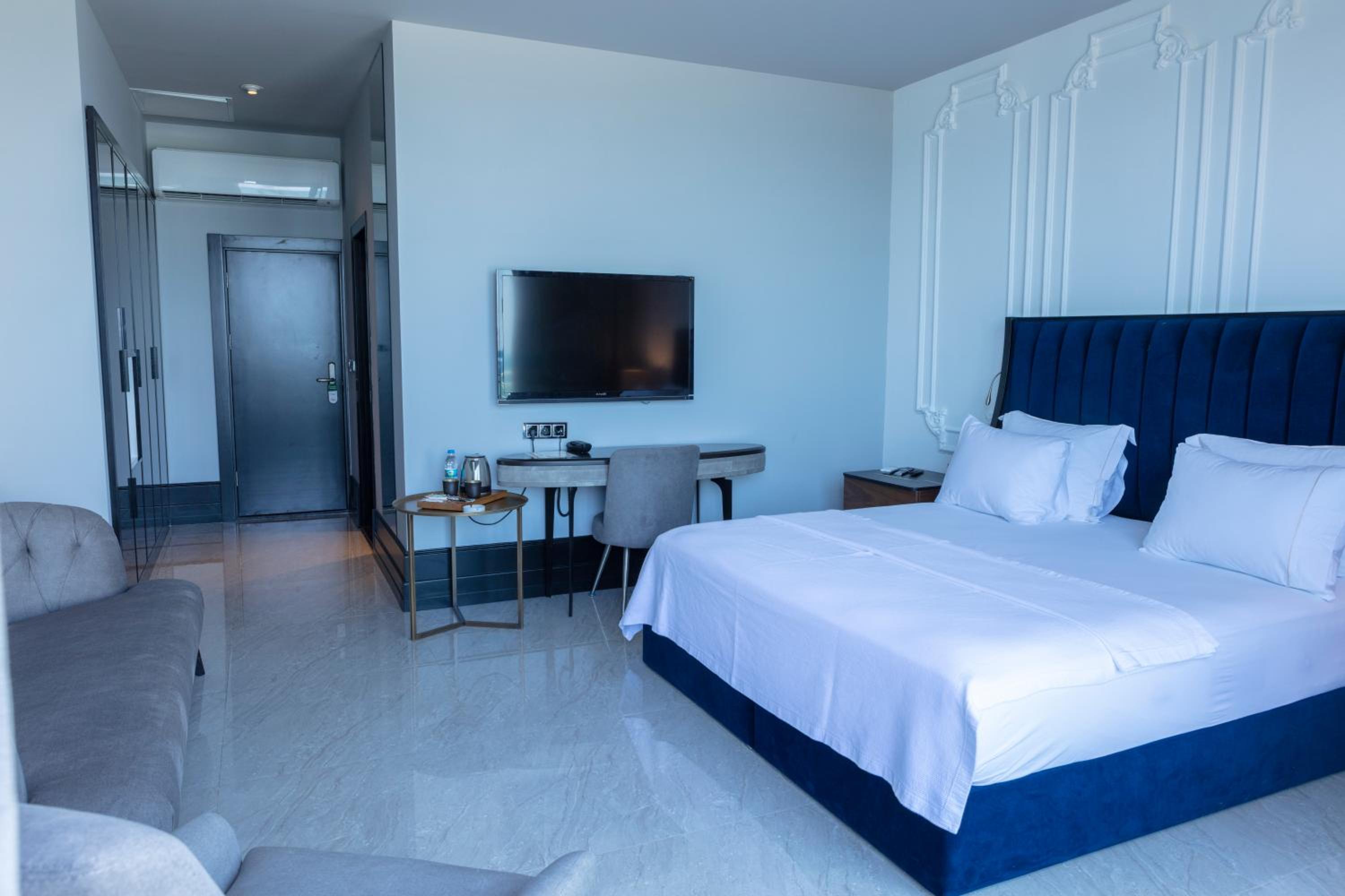 Deluxe King Room - Photo 11