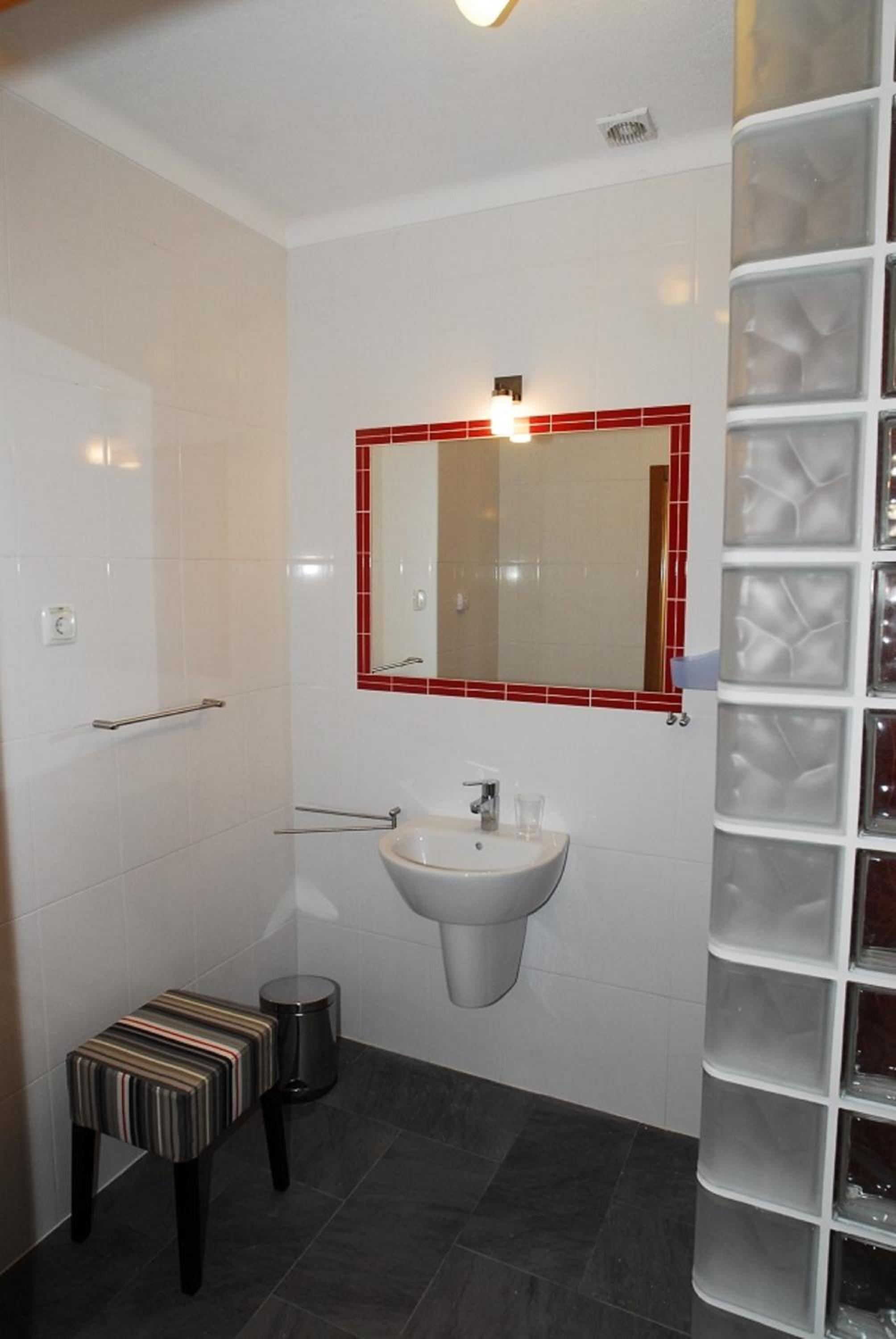 Twin Room with Pool View - Photo 7