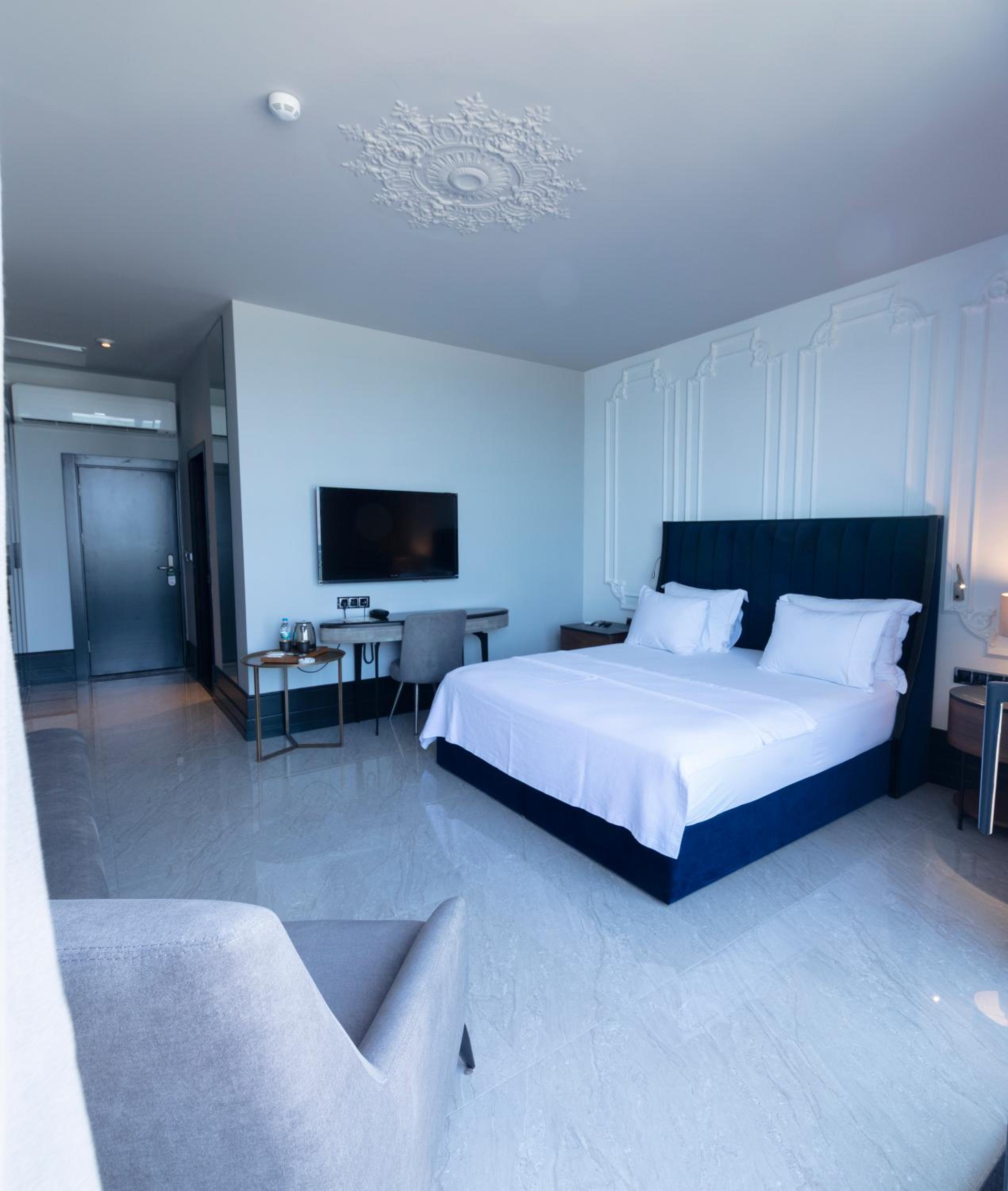 Deluxe King Room - Photo 10