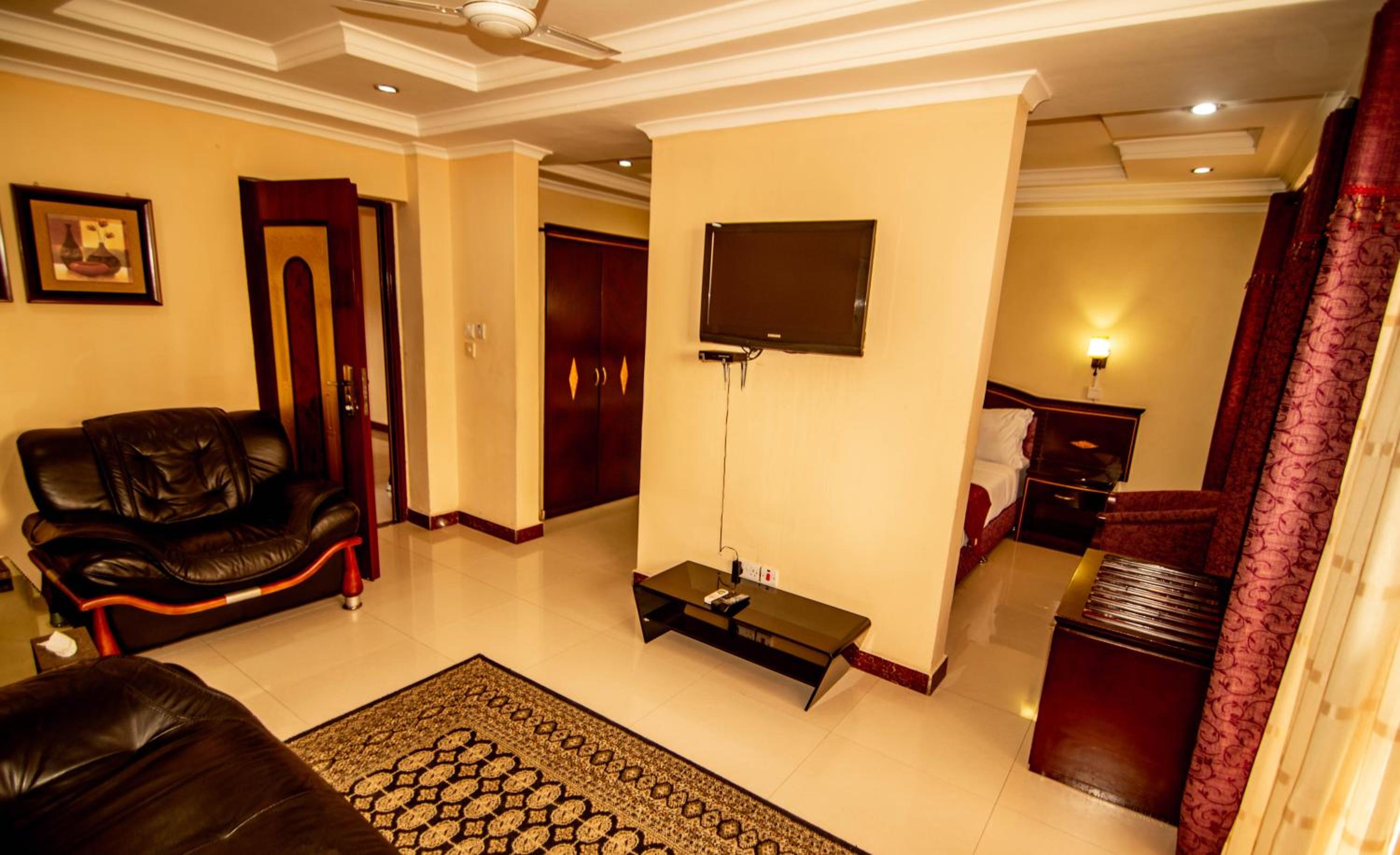 Executive Suite - Photo 8