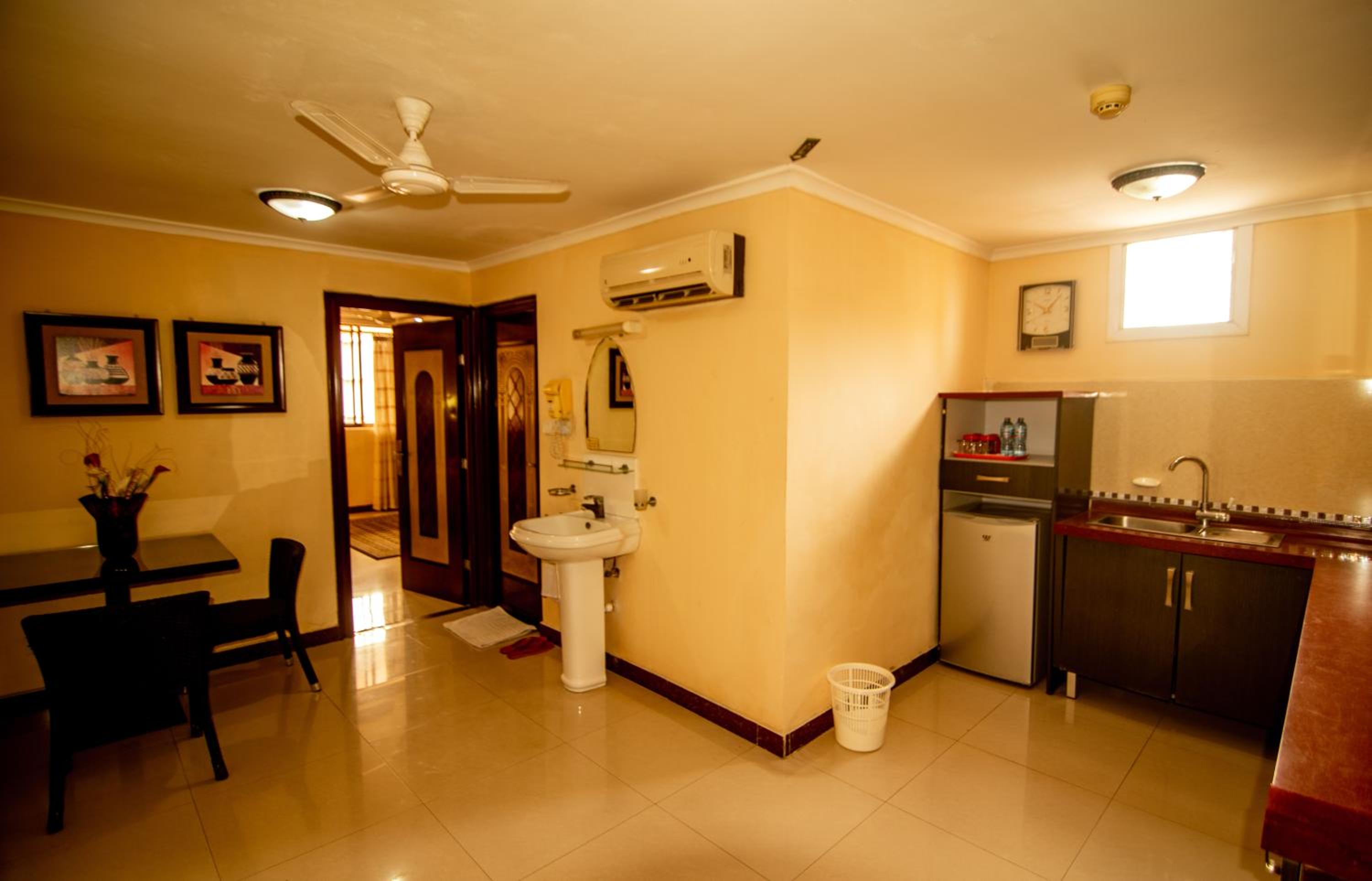 Executive Suite - Photo 7