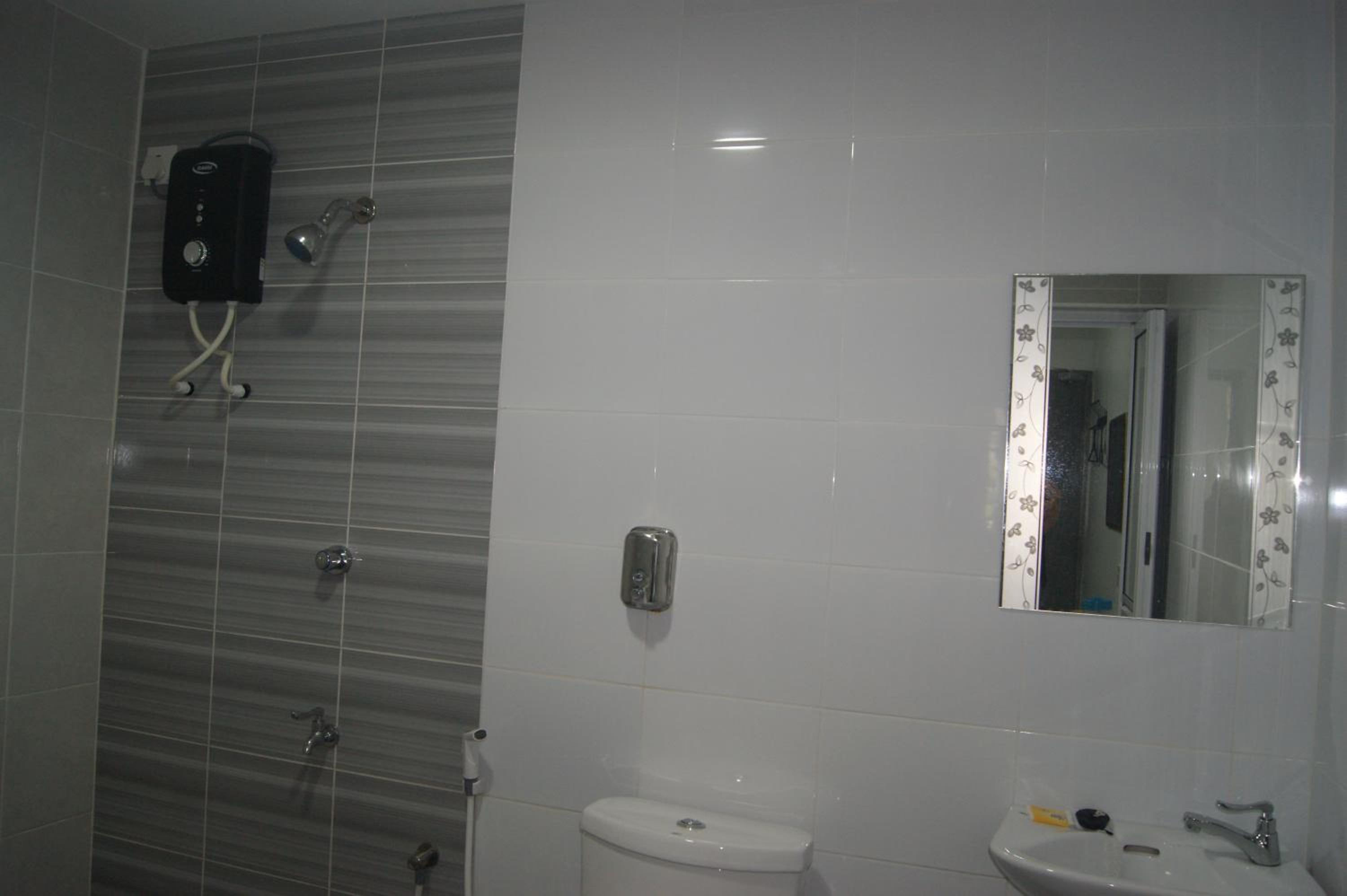Deluxe Queen Room - Photo 8