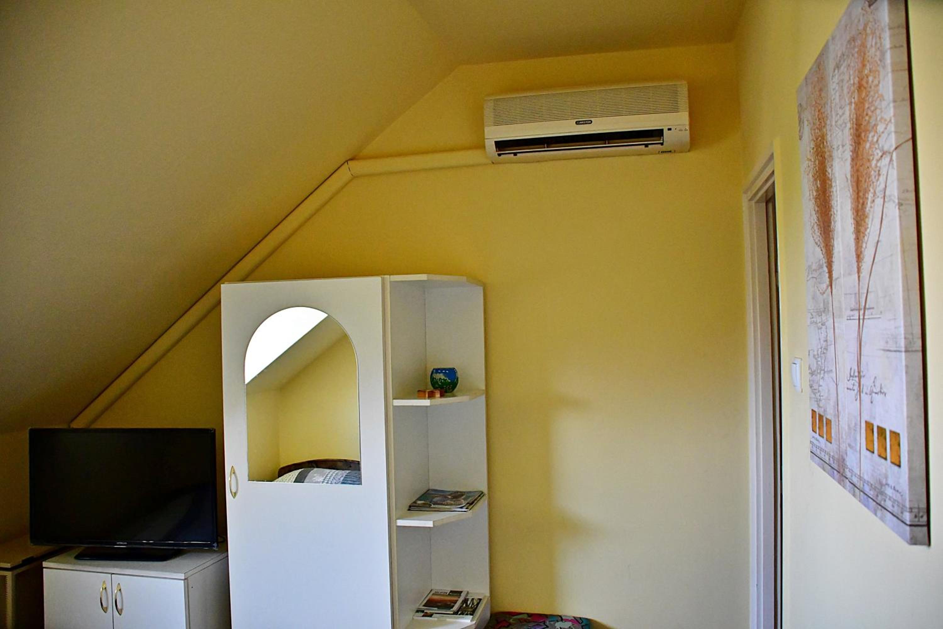 Twin Room with Bathroom photo 1