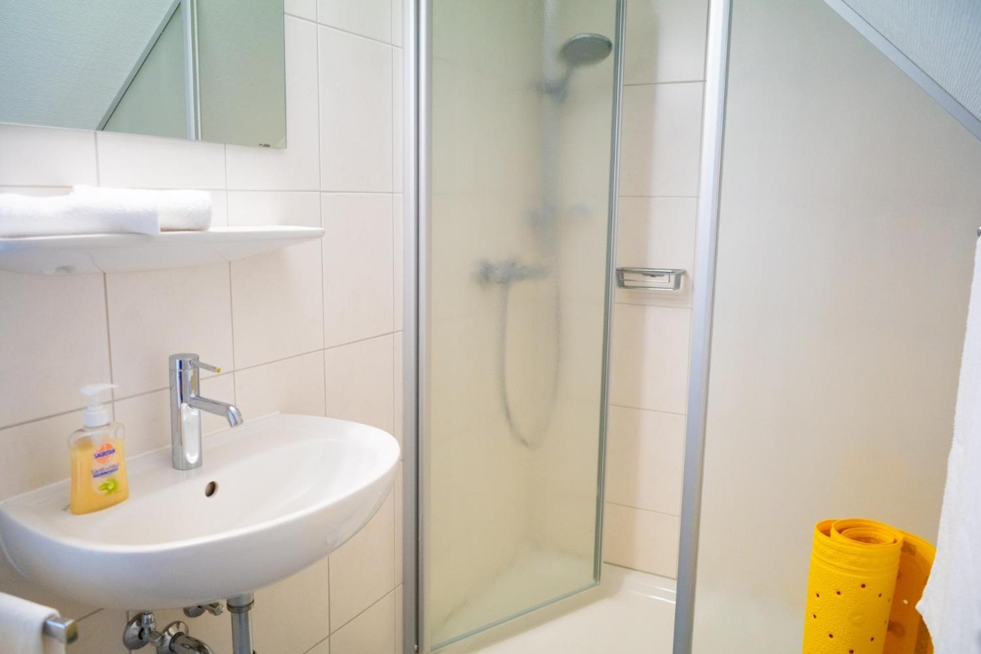 Deluxe Double Room with Shower - Photo 4