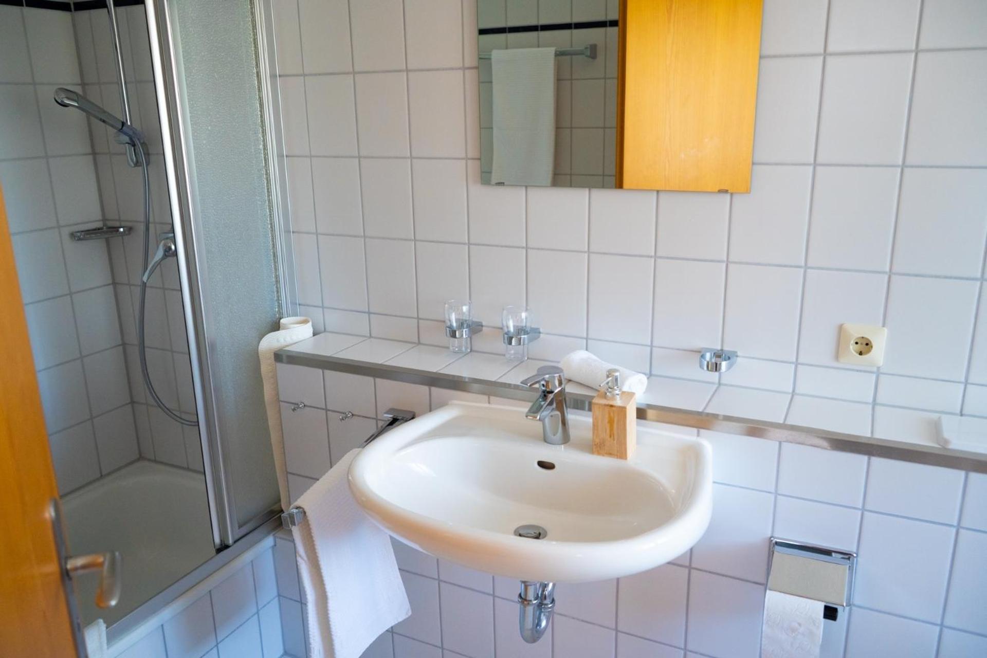 Double Room with Balcony - Photo 6