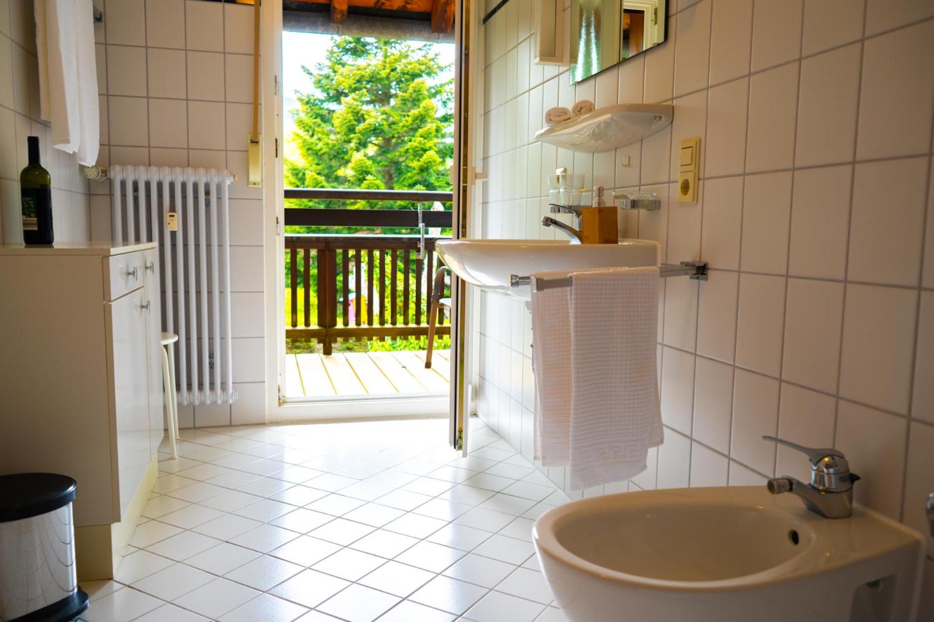 Deluxe Double Room with Bathtub and Balcony - Photo 7