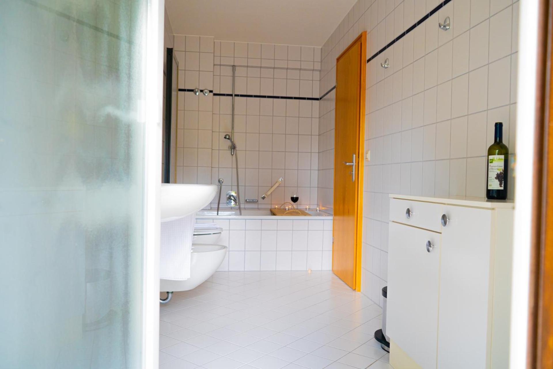 Deluxe Double Room with Bathtub and Balcony - Photo 6