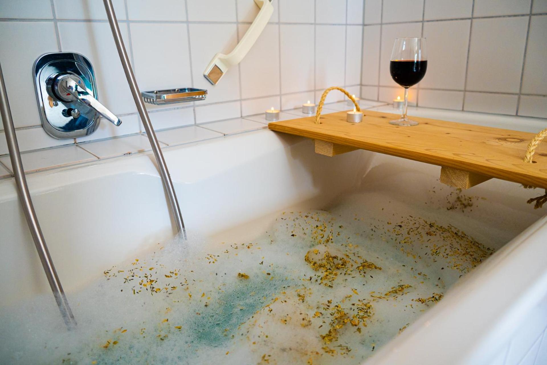 Deluxe Double Room with Bathtub and Balcony - Photo 5