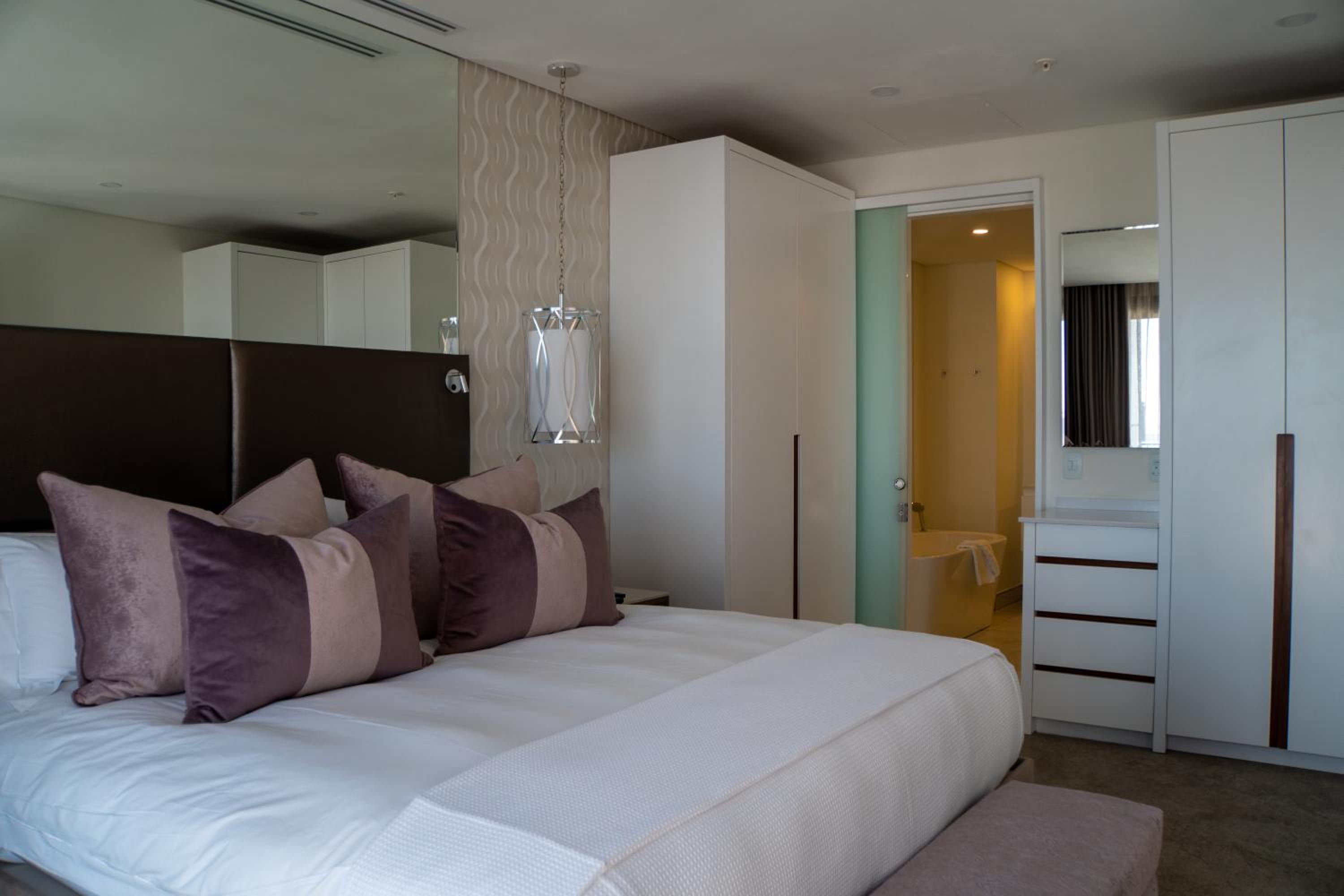 One-Bedroom Apartment - Photo 2