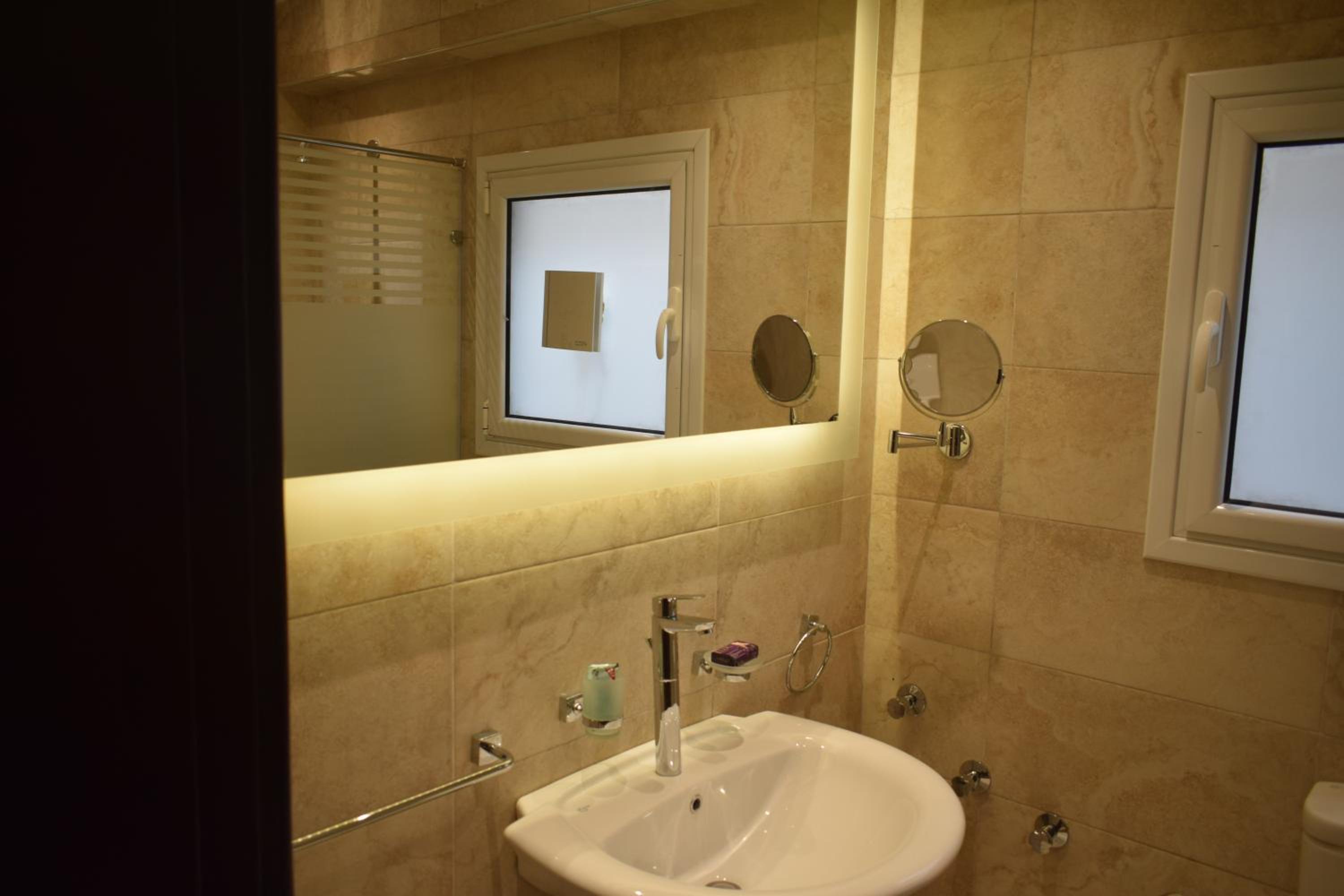 Deluxe Twin Room - Photo 2