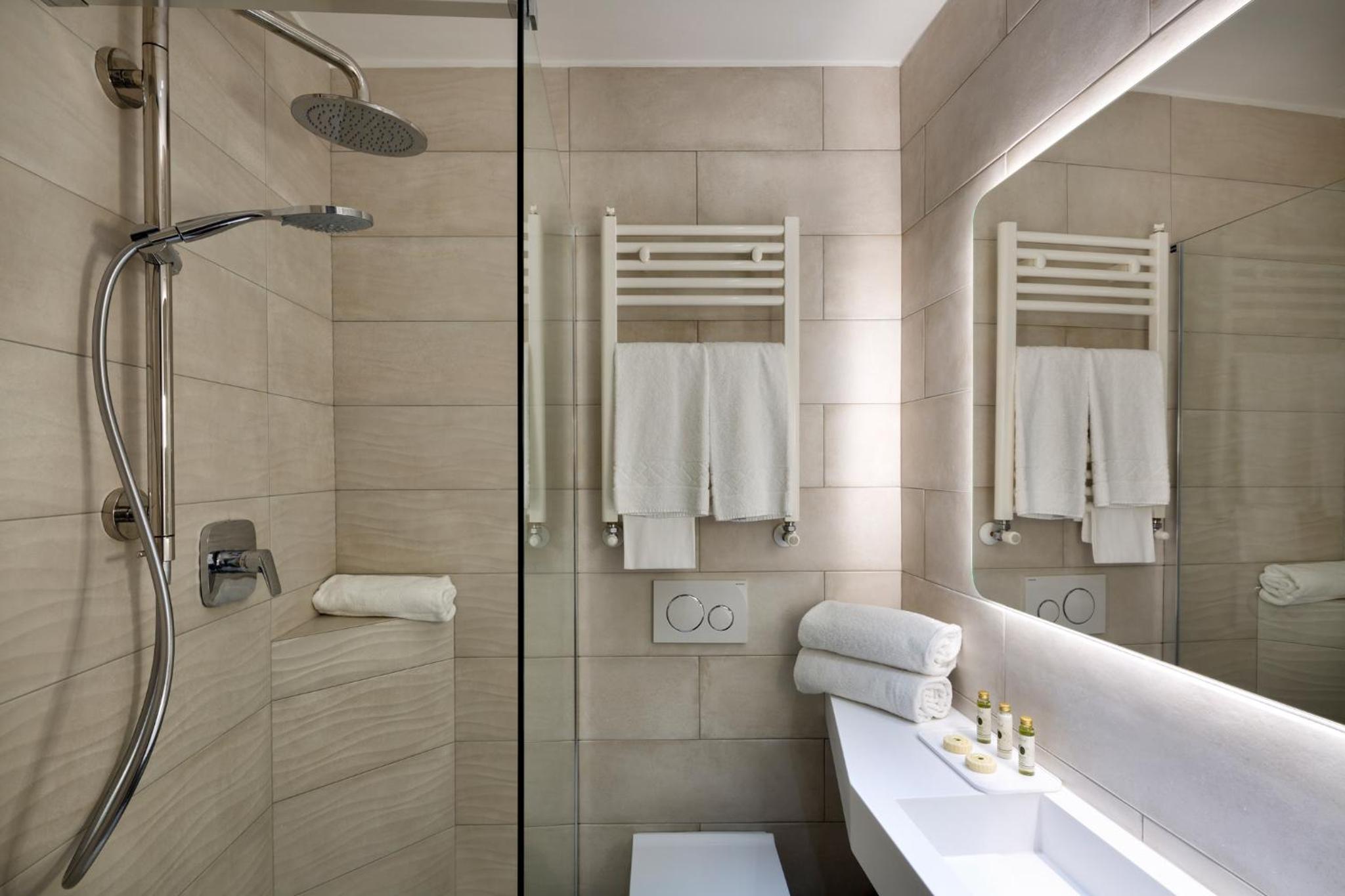 Classic Double or Twin Room - Photo 7