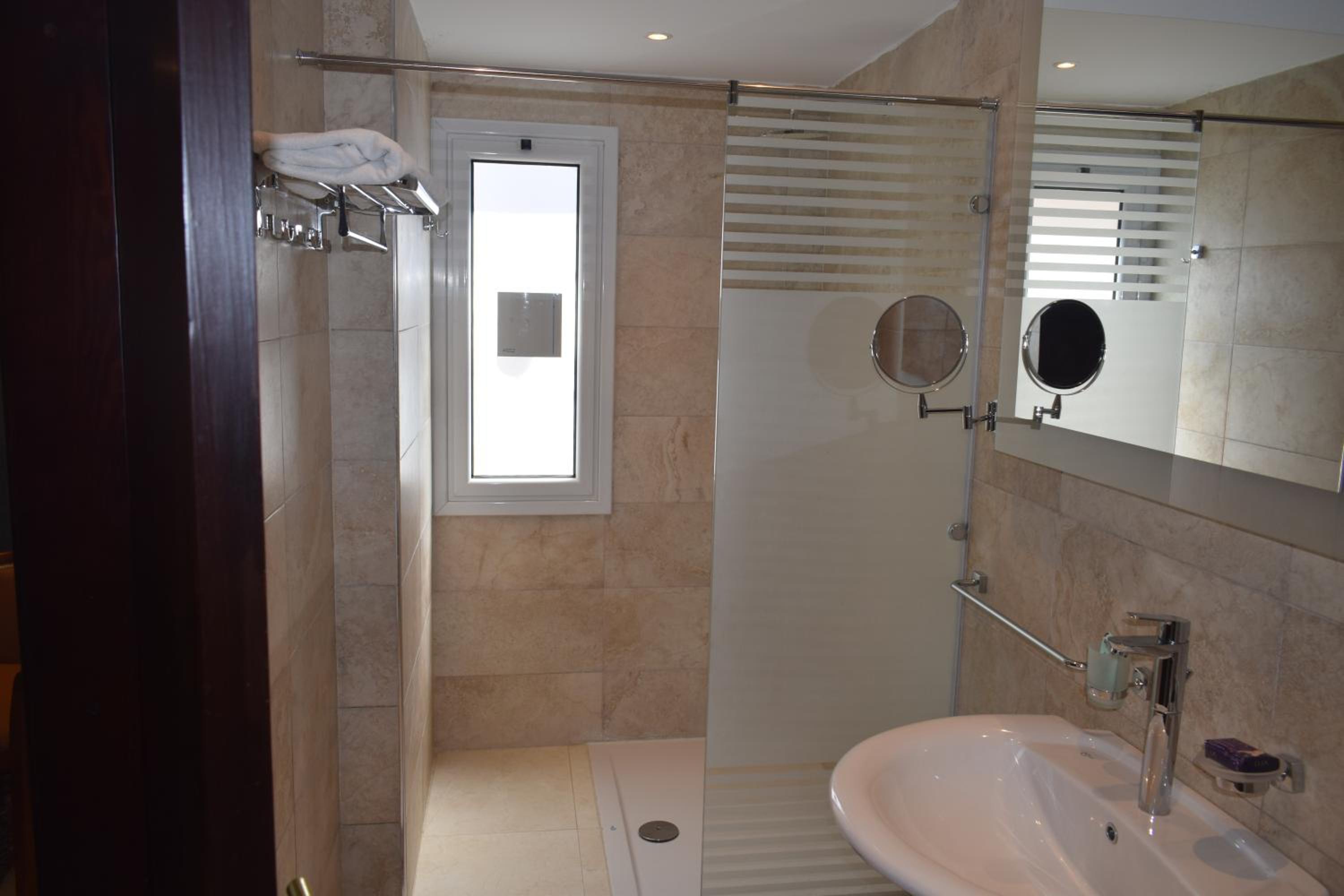 Deluxe Twin Room - Photo 8