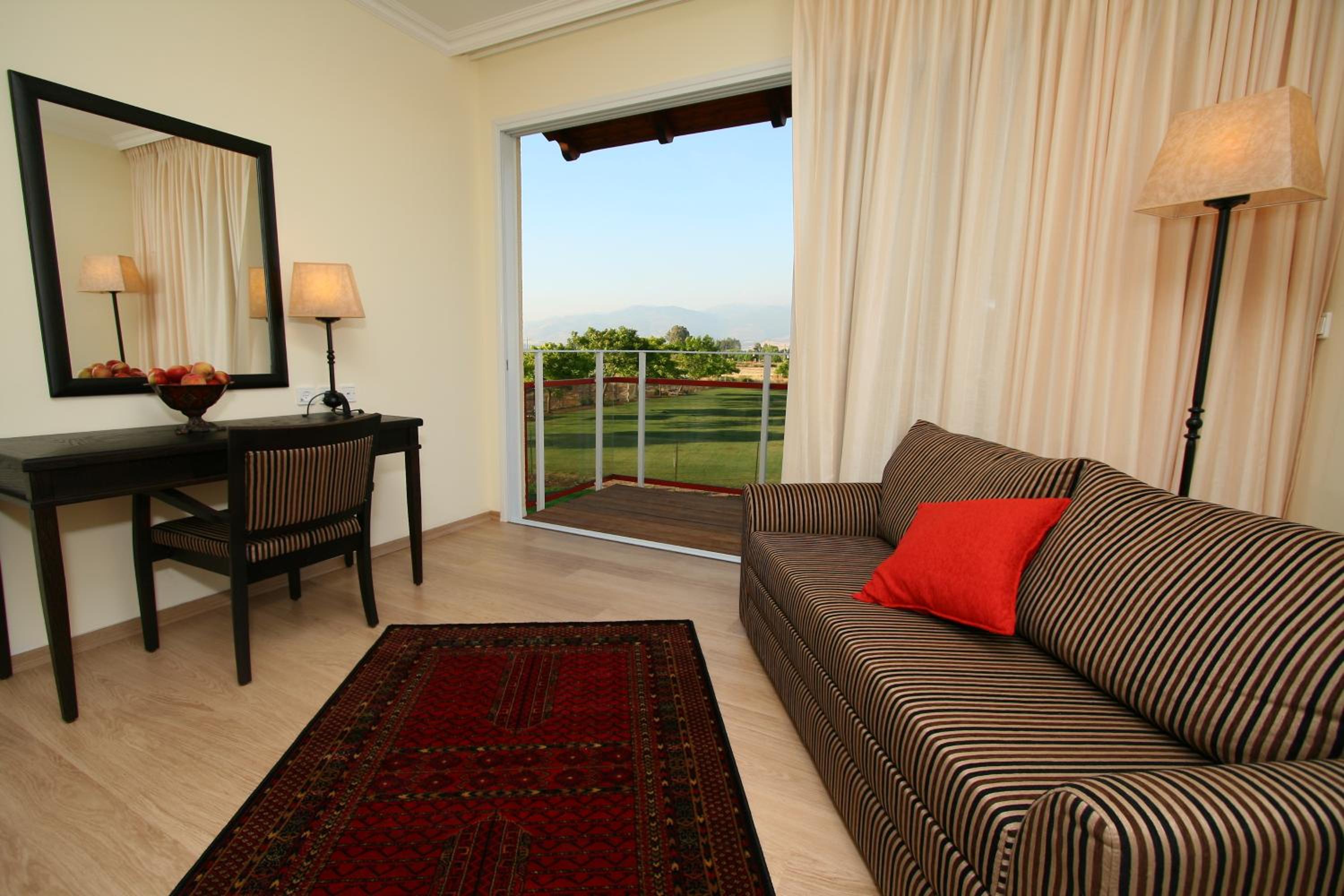 Classic Balcony Room – Upper Floor - Photo 6