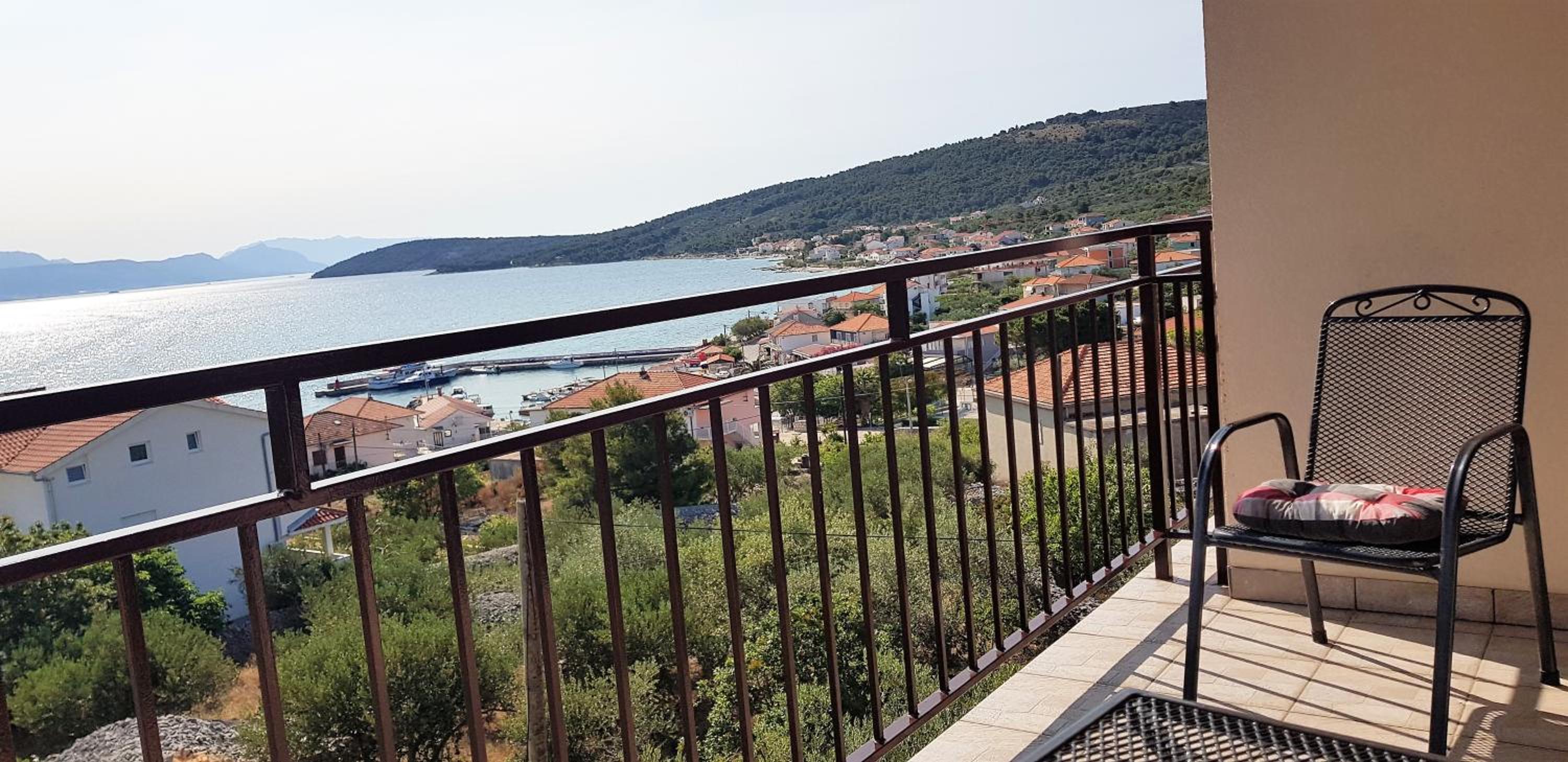 One-Bedroom Apartment with Balcony and Sea View photo 2