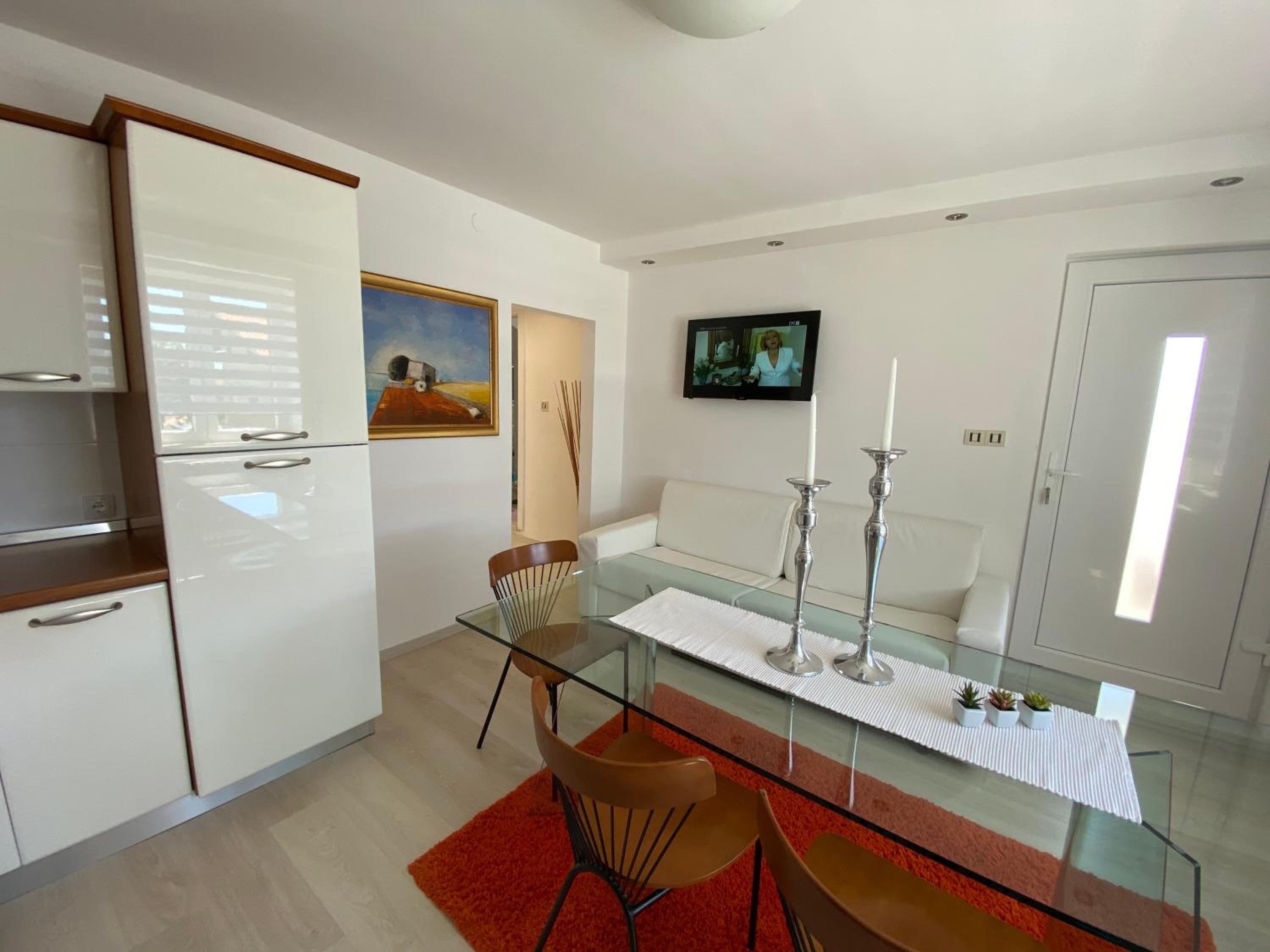 Apartment with Balcony - Photo 21