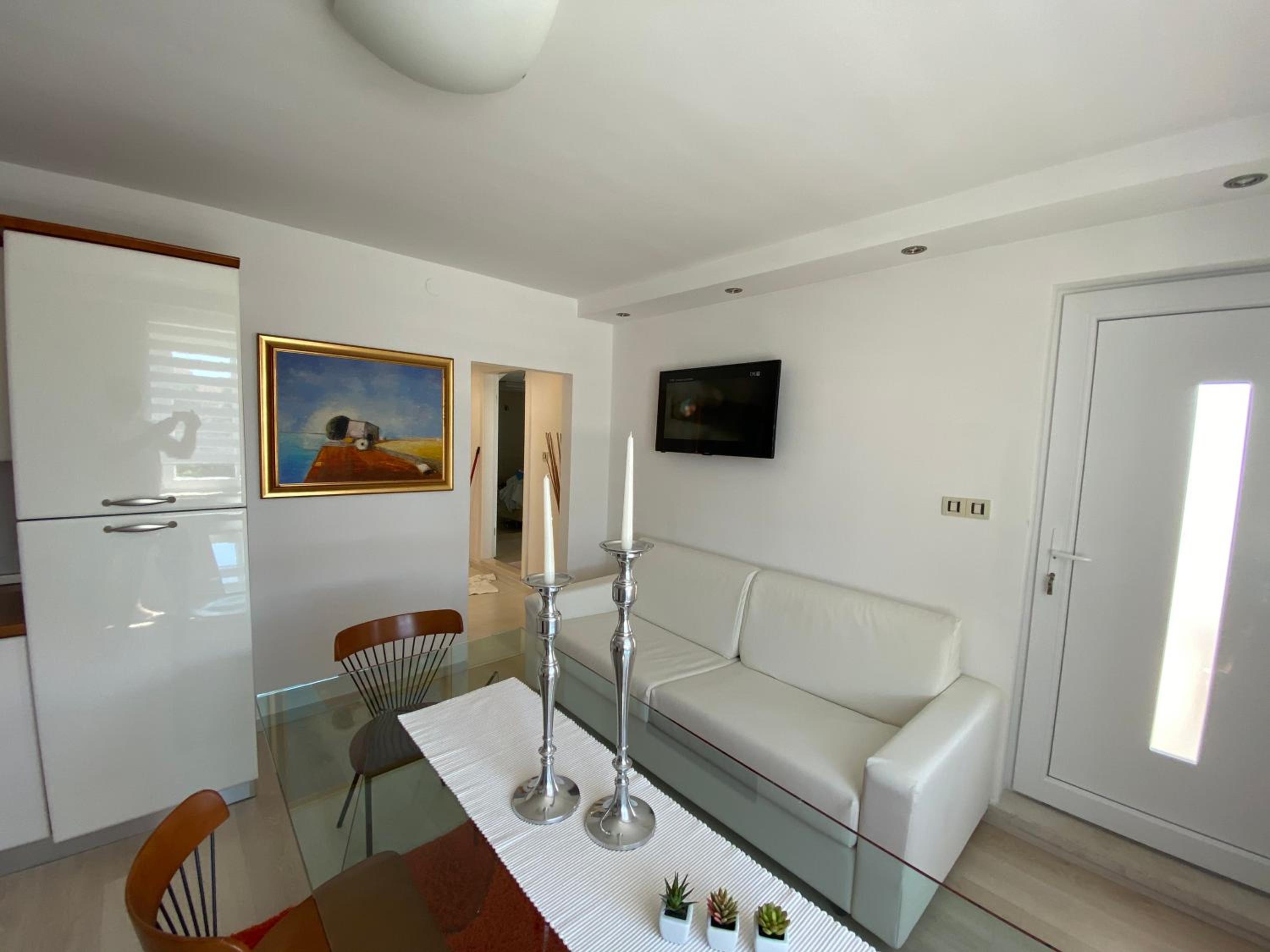 Apartment with Balcony - Photo 20