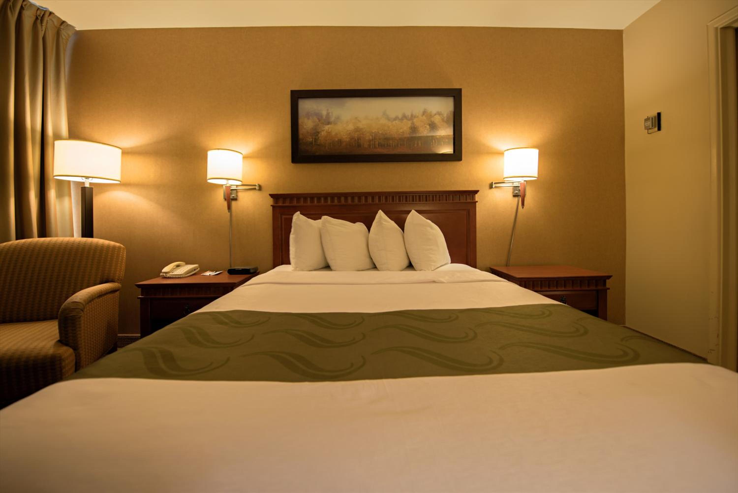 Queen Room - Non-Smoking photo 3