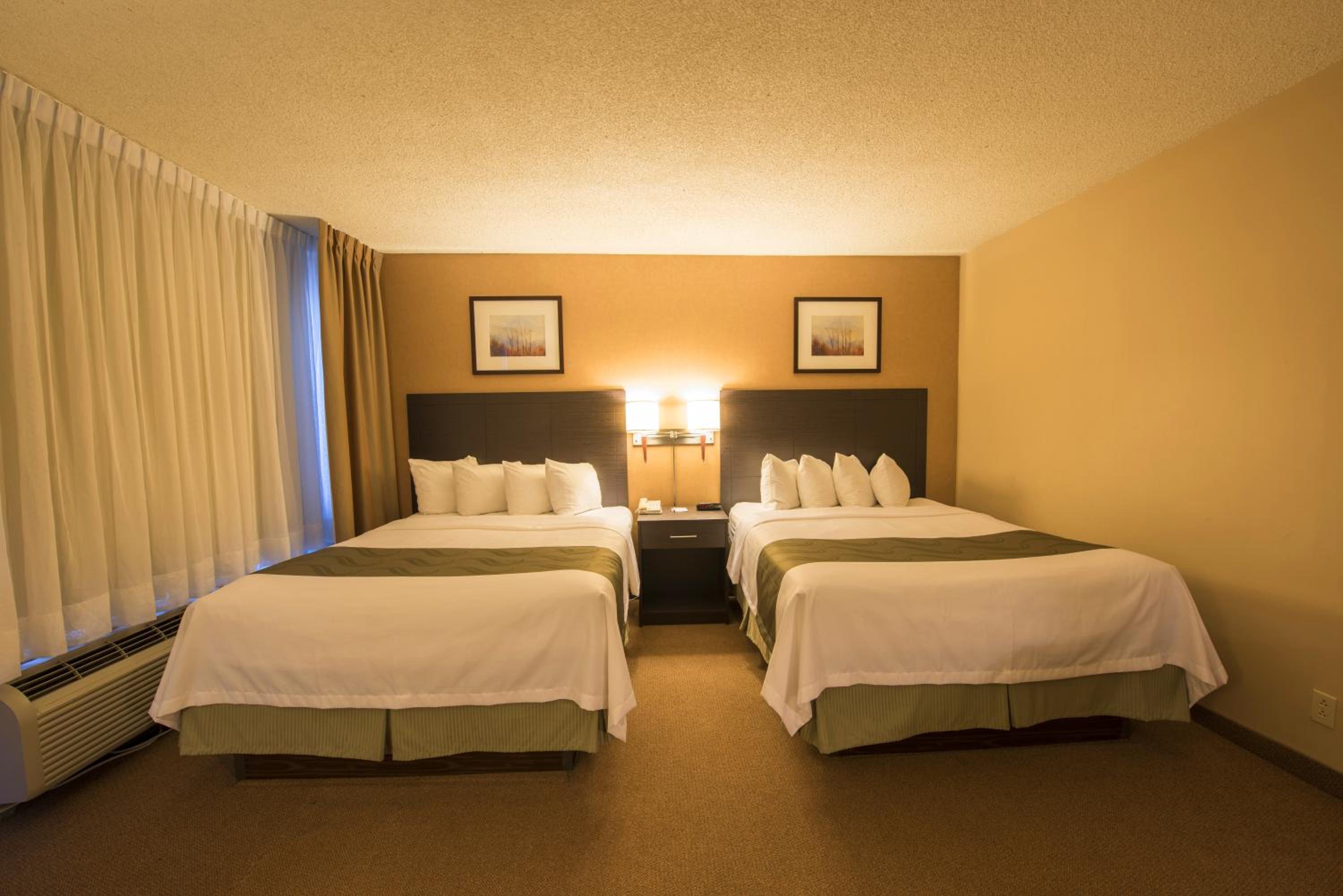 Queen Room with Two Queen Beds - Non-Smoking photo 3
