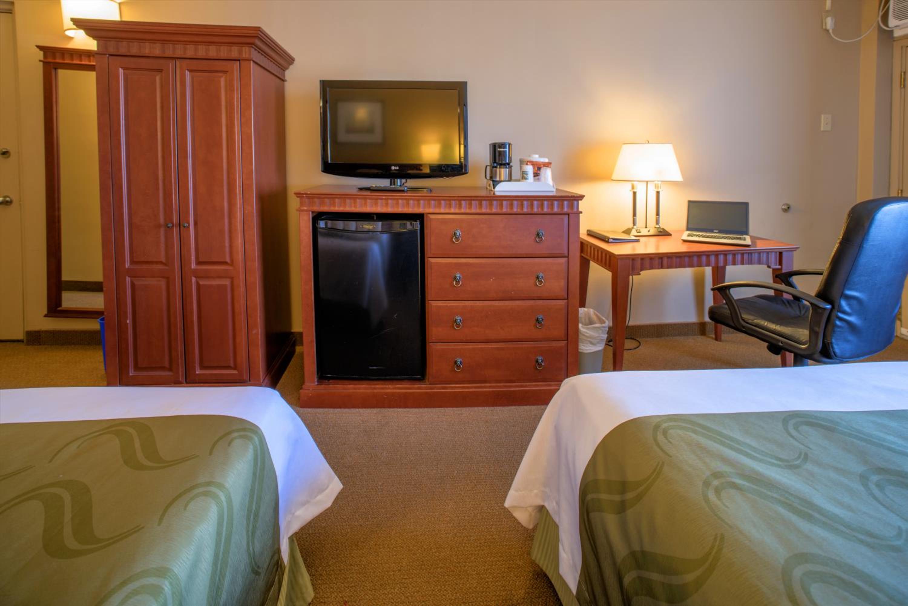 Queen Room with Two Queen Beds - Non-Smoking photo 2