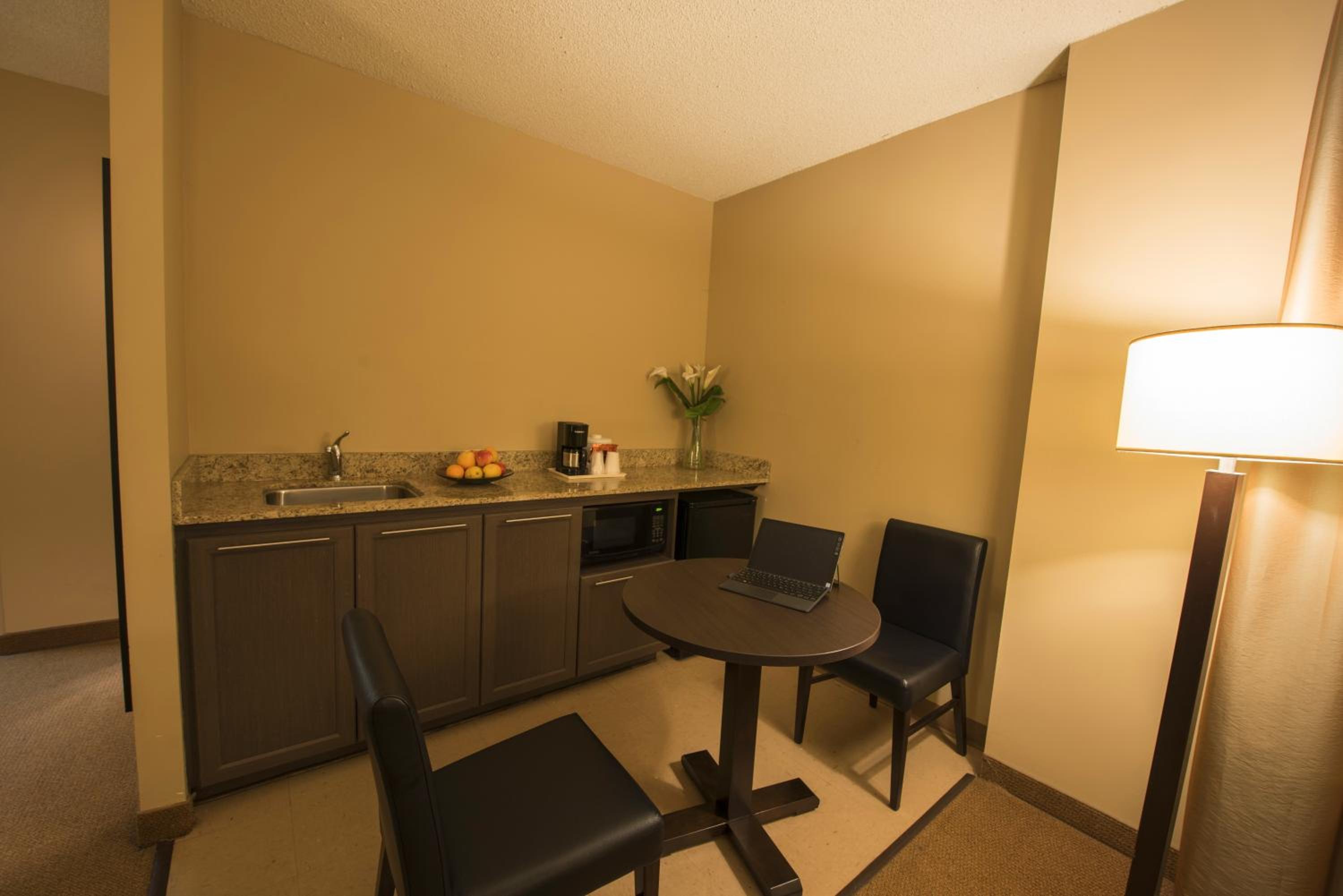Suite with Two Queen Beds - Non-Smoking photo 3