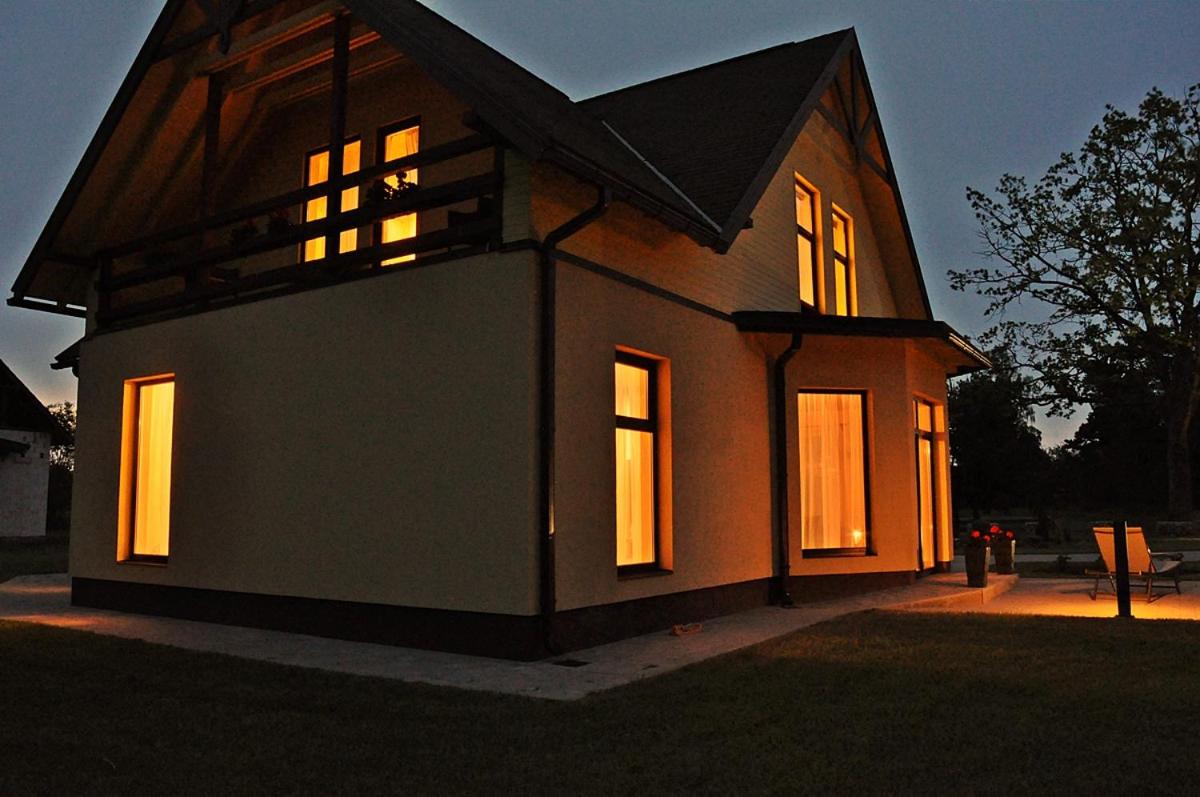Six-Bedroom House - Photo 40