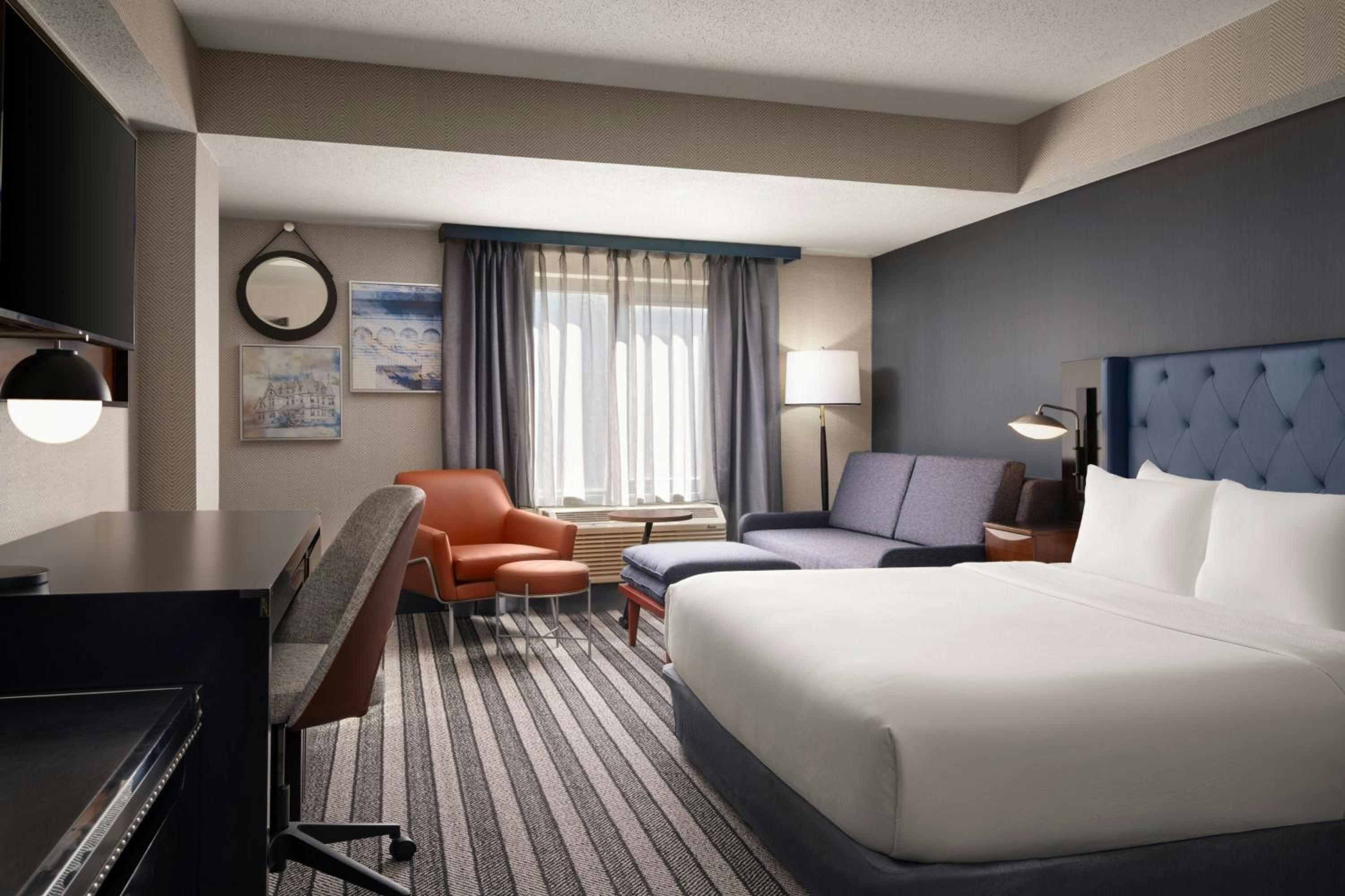 King Room with Roll-In Shower - Mobility Accessible