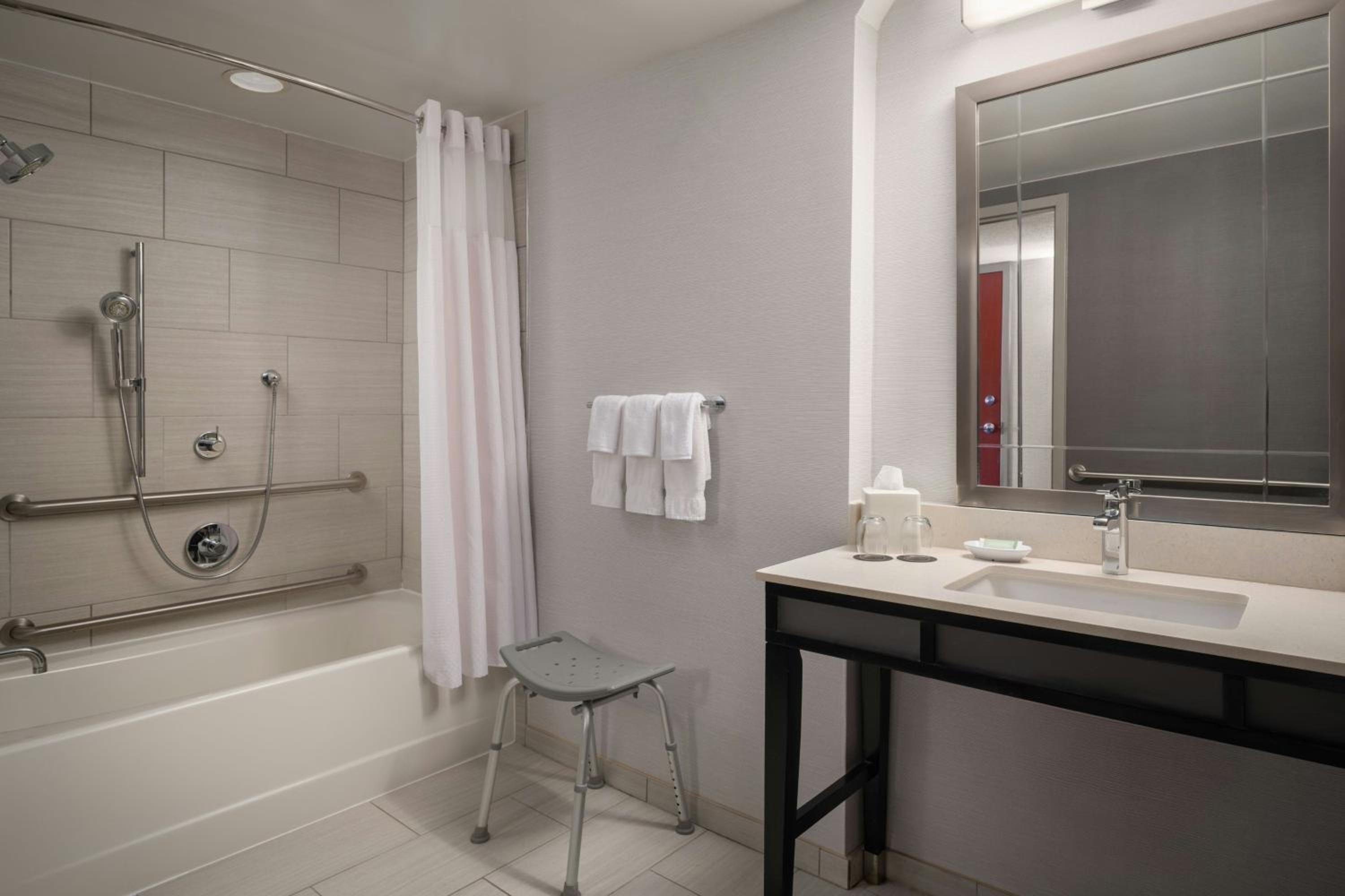 King Room with Bathtub - Mobility Access/Hearing Accessible thumbnail 6