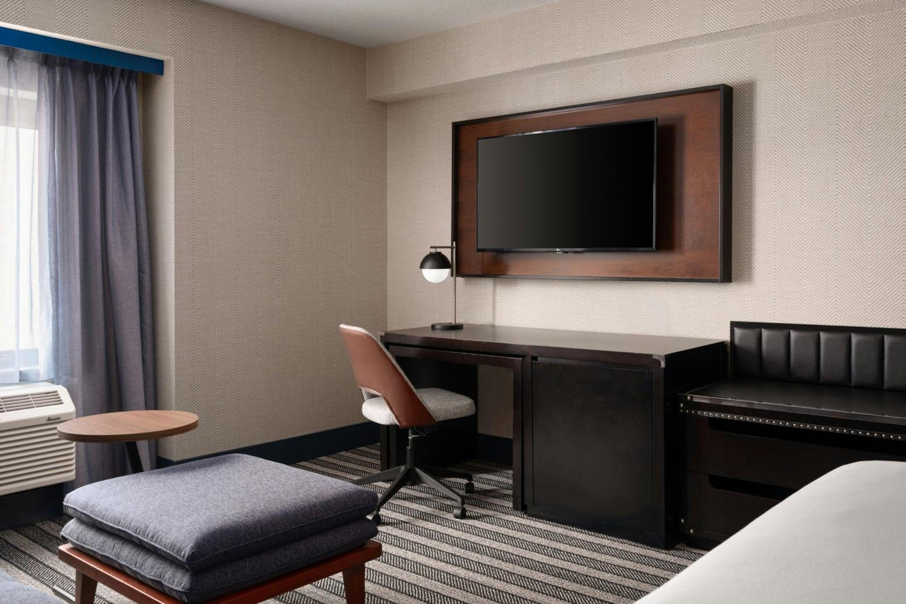 King Room with Bathtub and Sofa Bed - Mobility Access/Hearing Accessible thumbnail 5