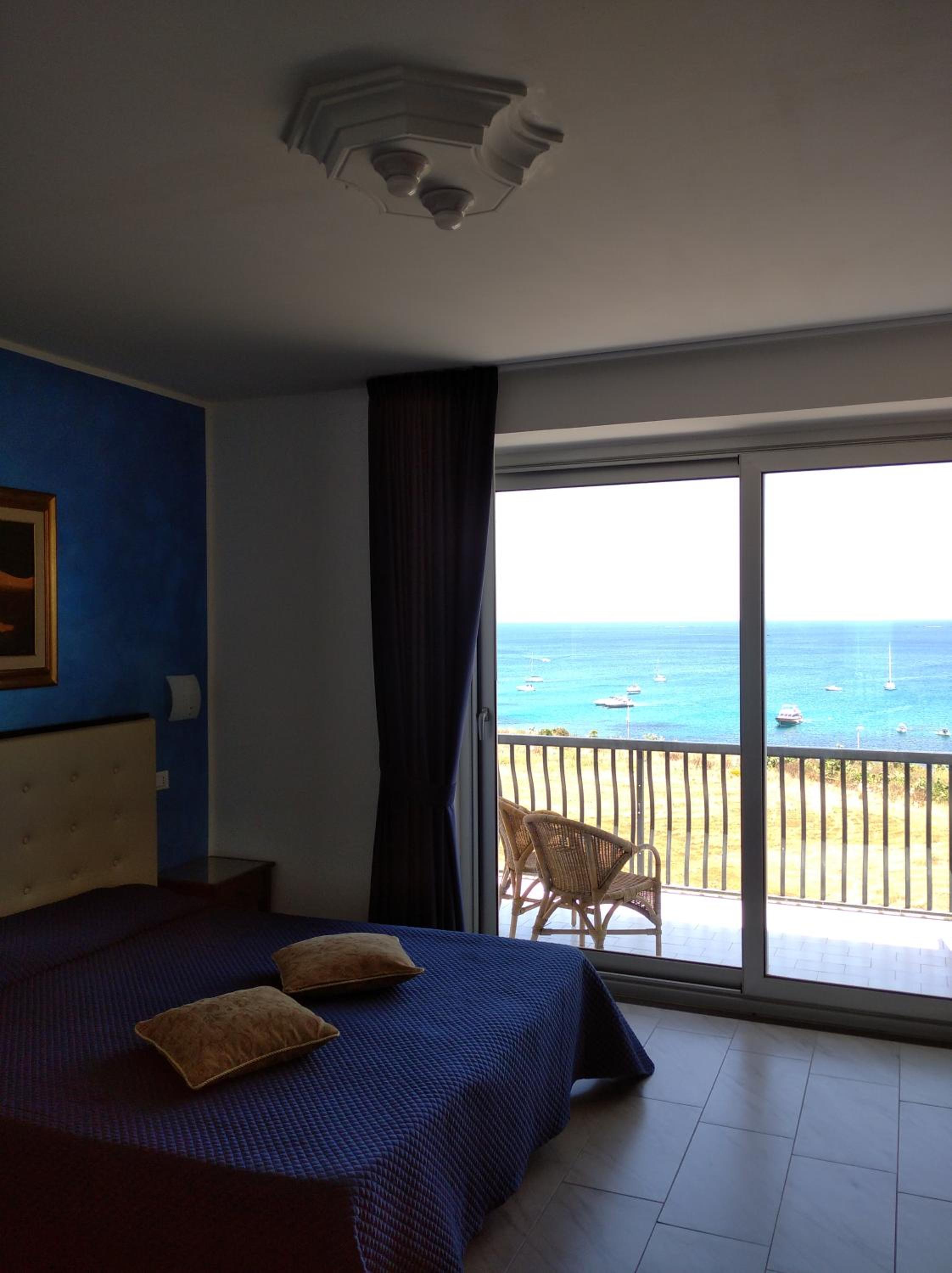 Double Room with Balcony and Sea View photo 2