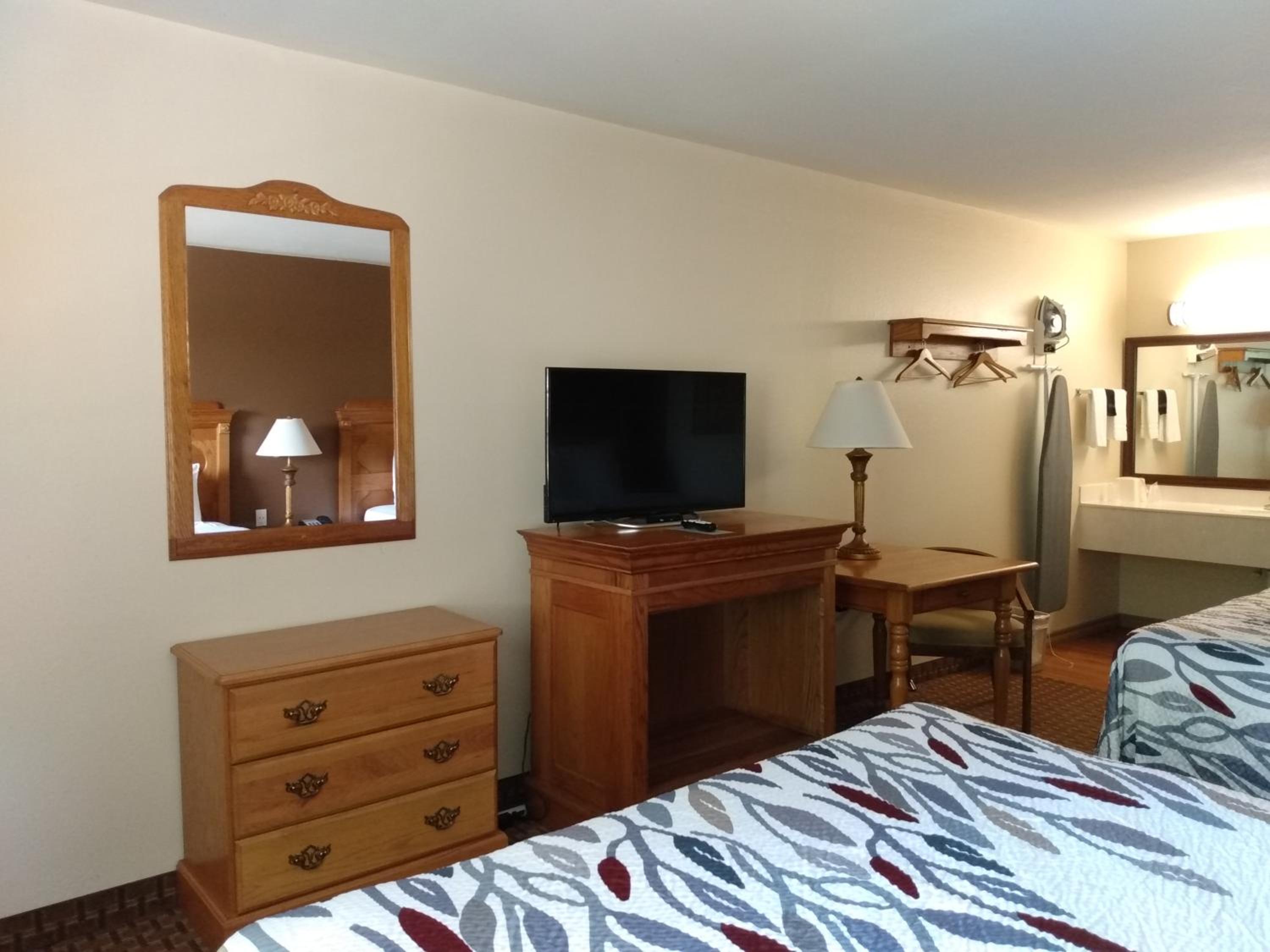 Queen Room with Two Queen Beds - Photo 5