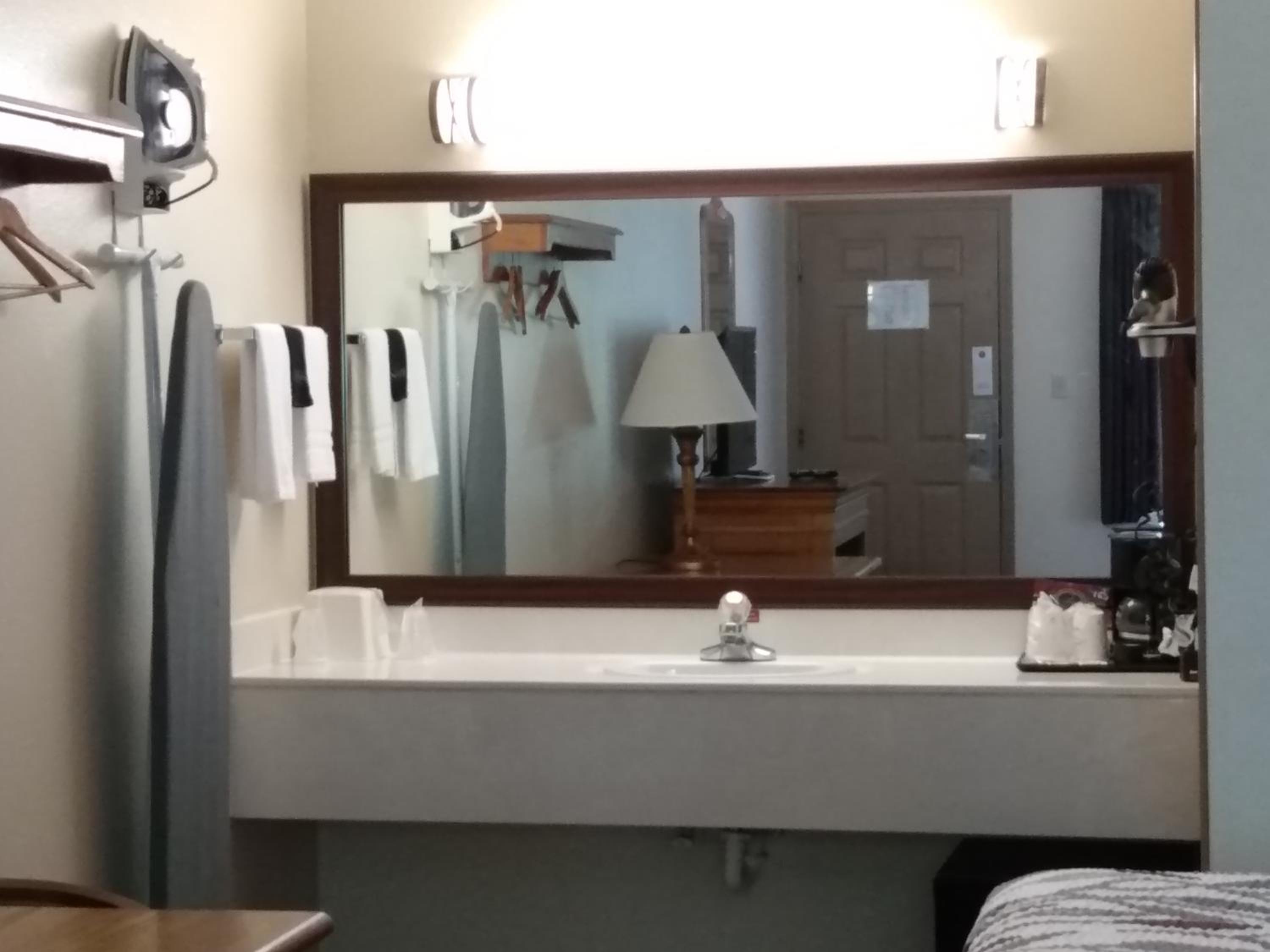 Queen Room with Two Queen Beds - Photo 8