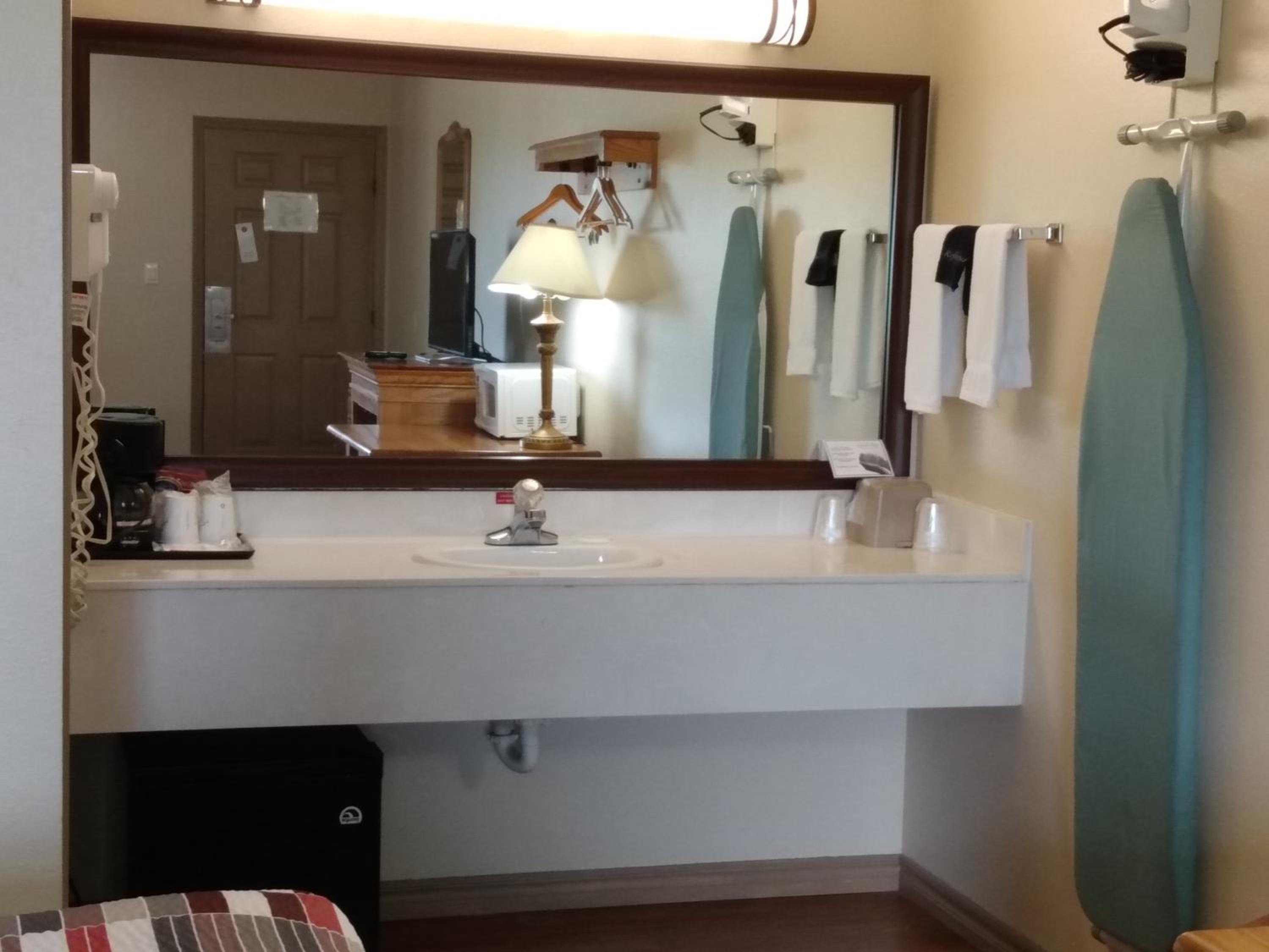 Queen Room with Two Queen Beds - Photo 9