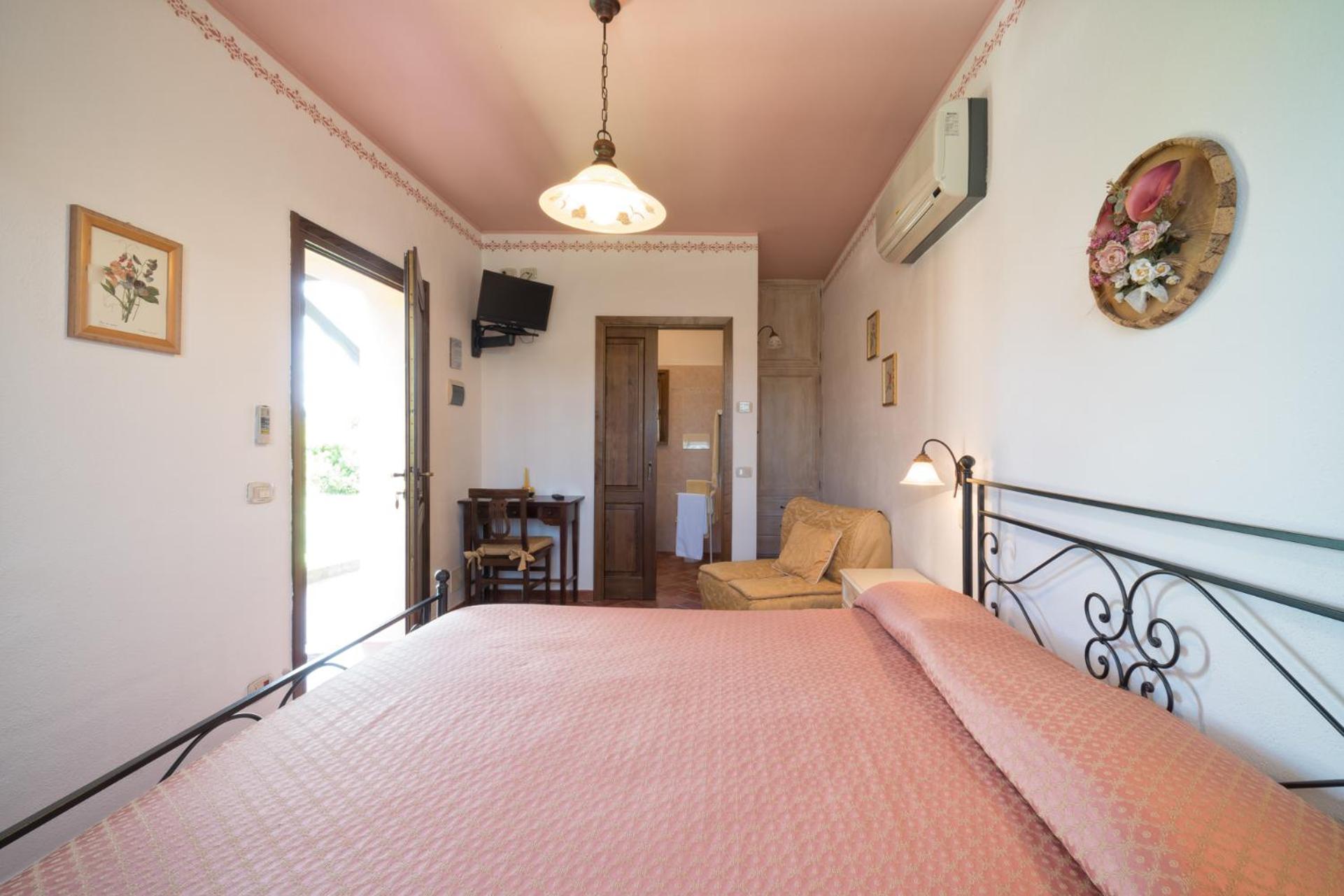 Double Room - Photo 6