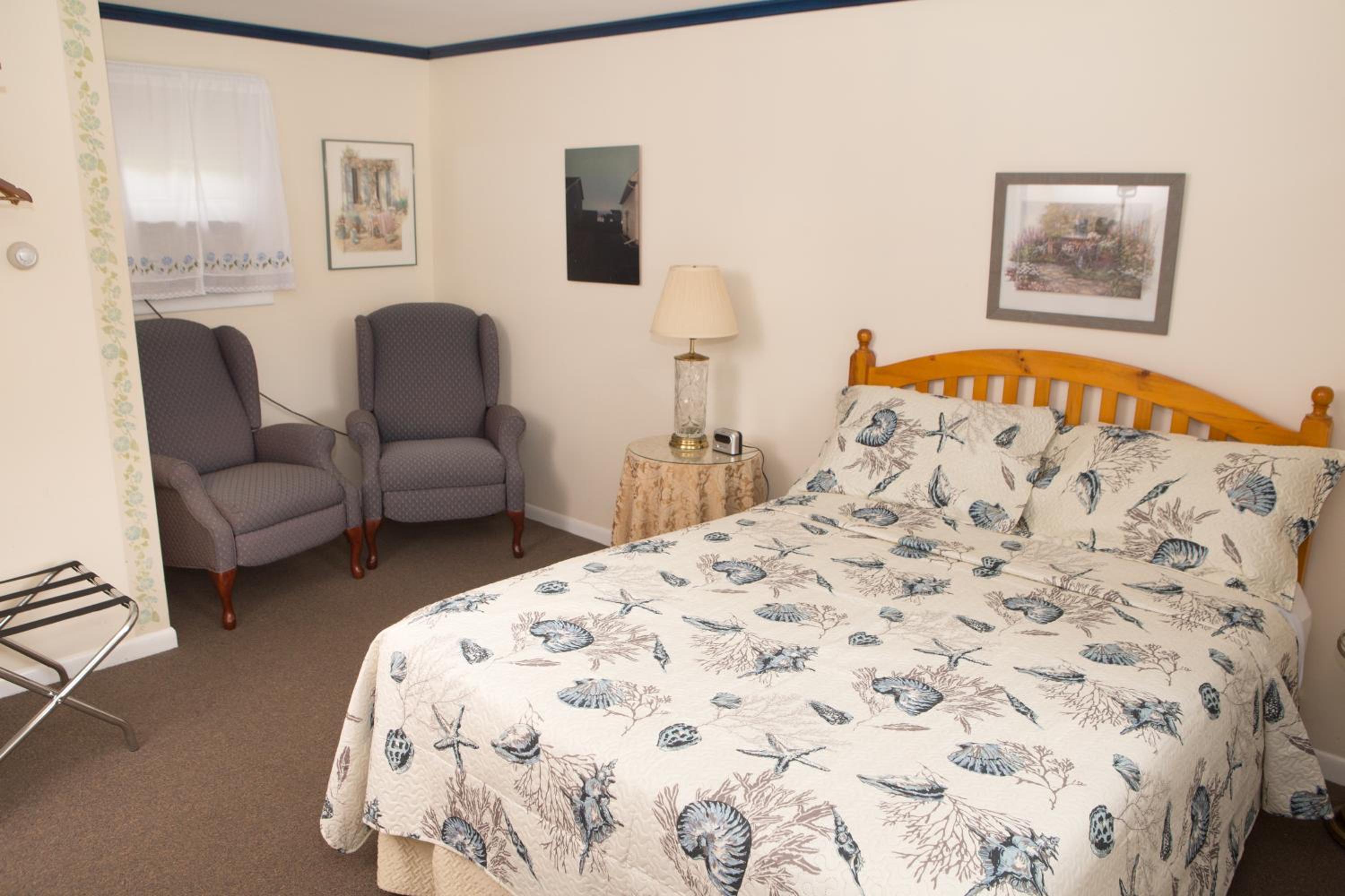 Queen Room photo 2