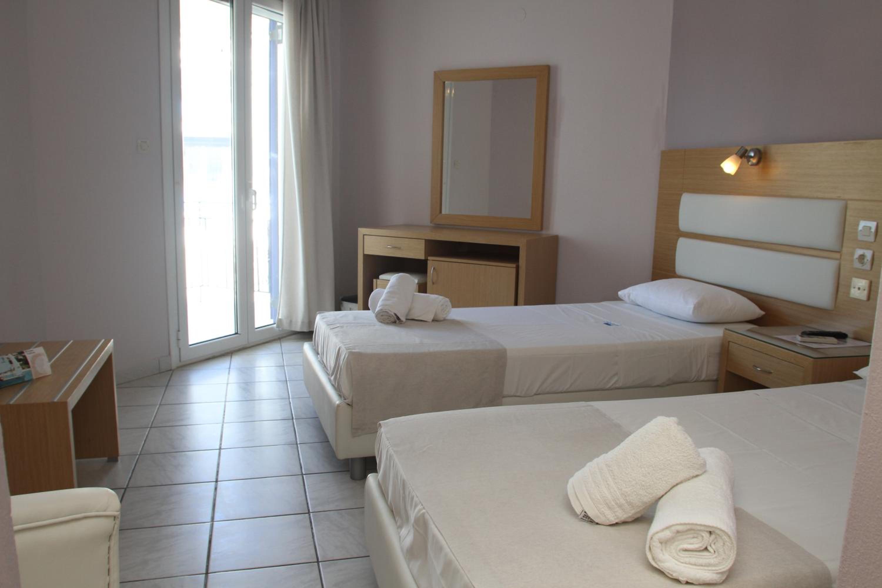 Double or Twin Room with Sea View - Photo 4