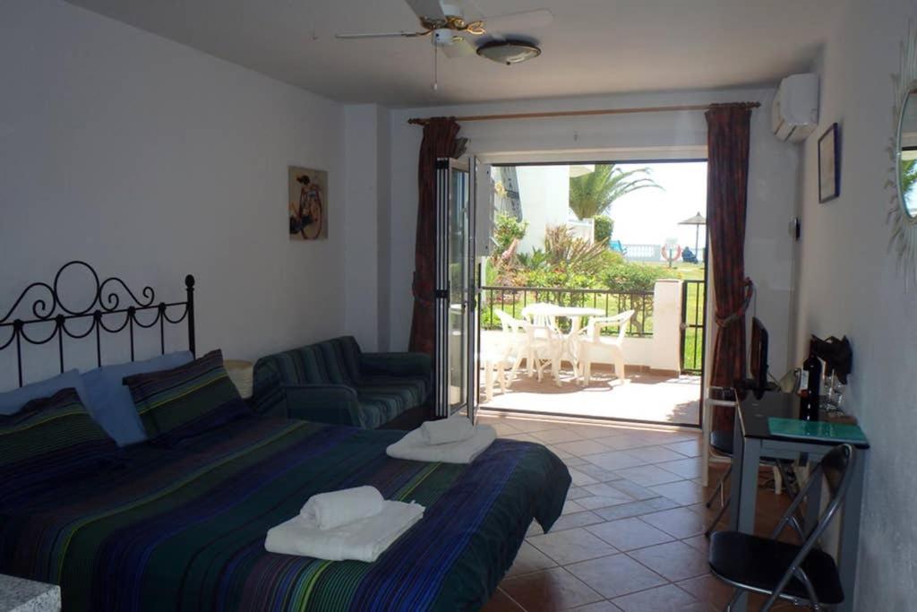 Estudio con vista a la piscina