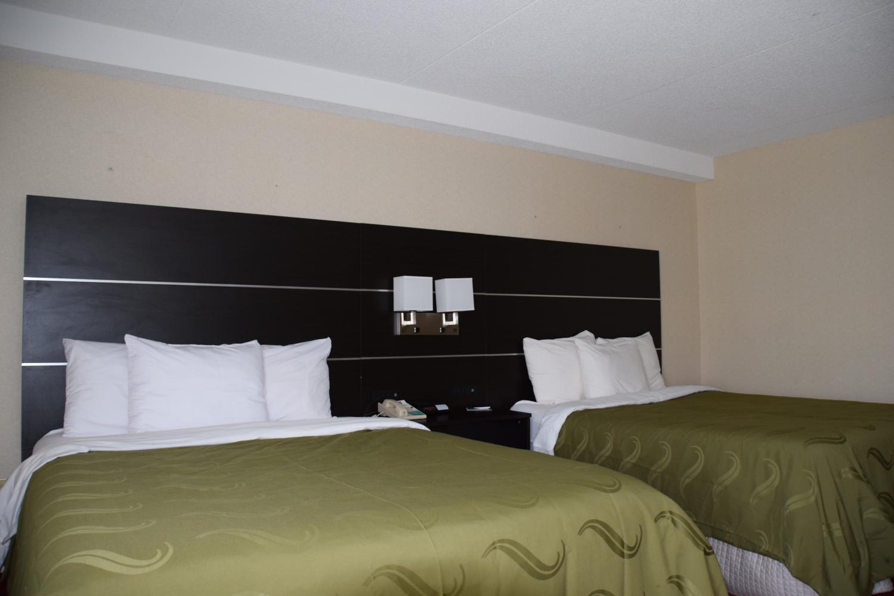 Queen Room with Two Queen Beds - Non-Smoking - Photo 3