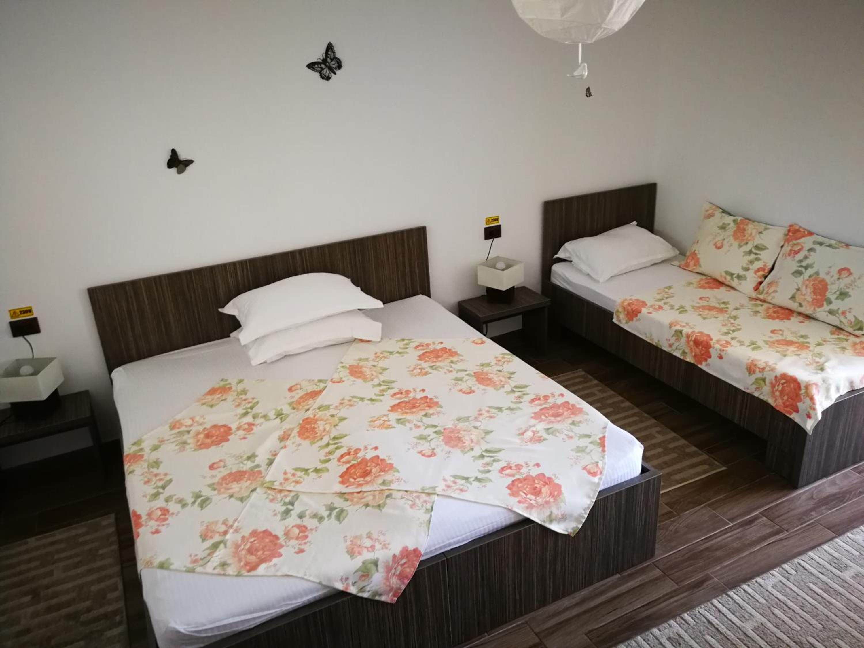 Triple Room with Private Bathroom - Photo 10