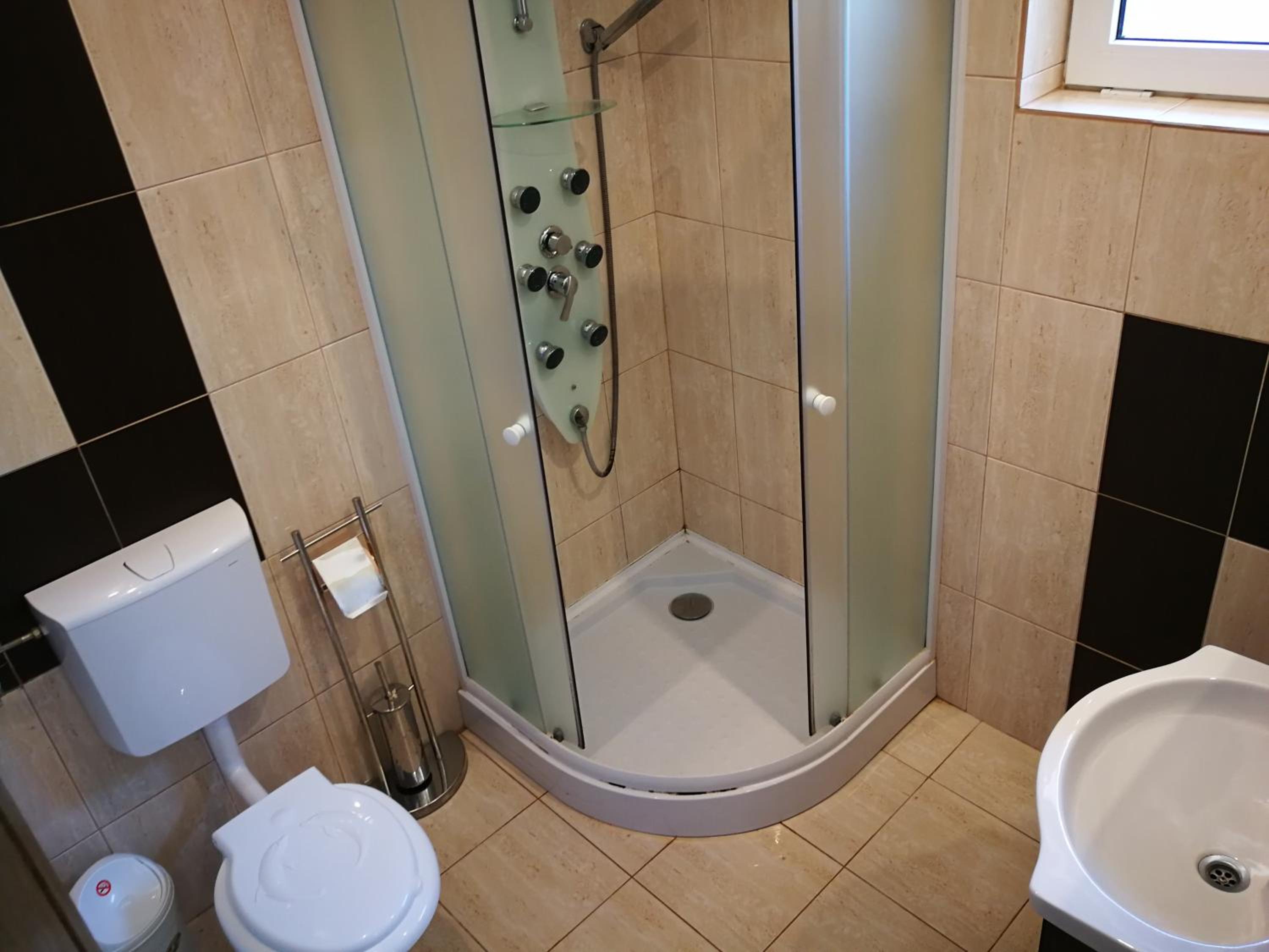 Triple Room with Private Bathroom - Photo 11