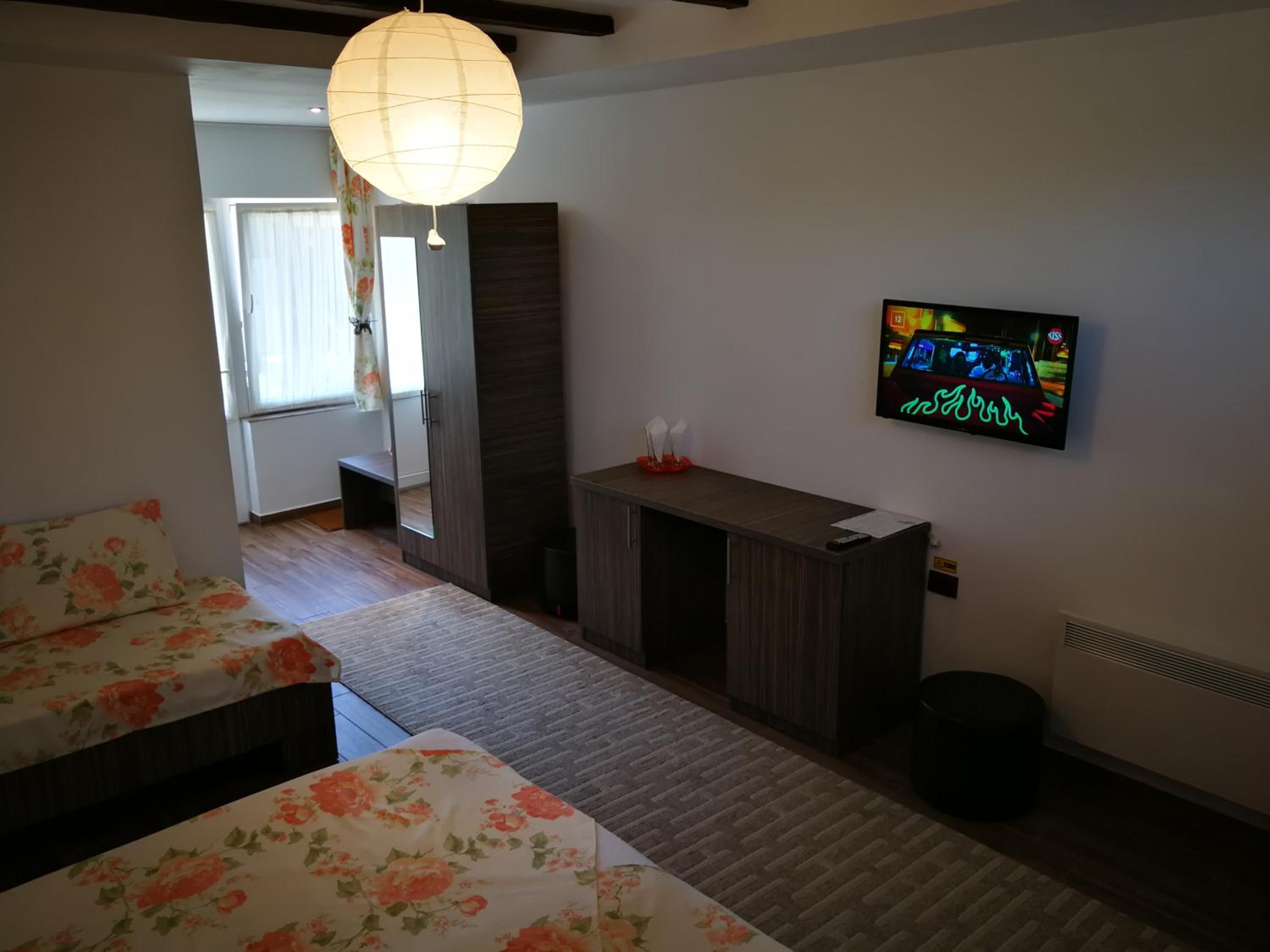 Triple Room with Private Bathroom - Photo 12