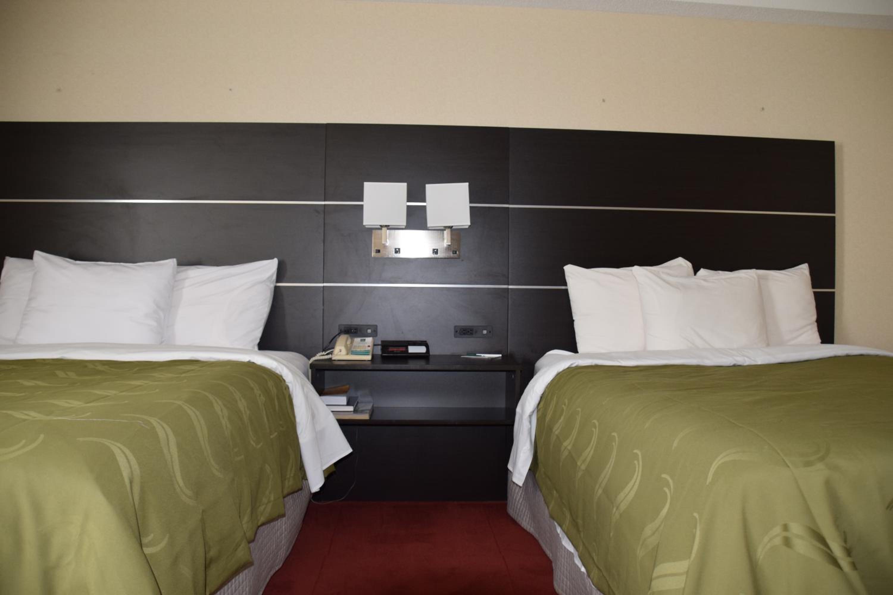 Queen Room with Two Queen Beds - Non-Smoking - Photo 4