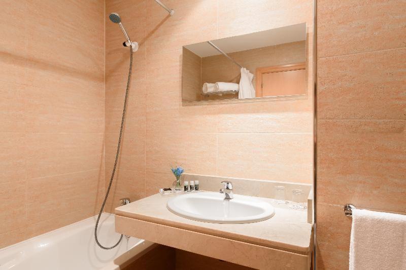 Twin Room - Photo 3