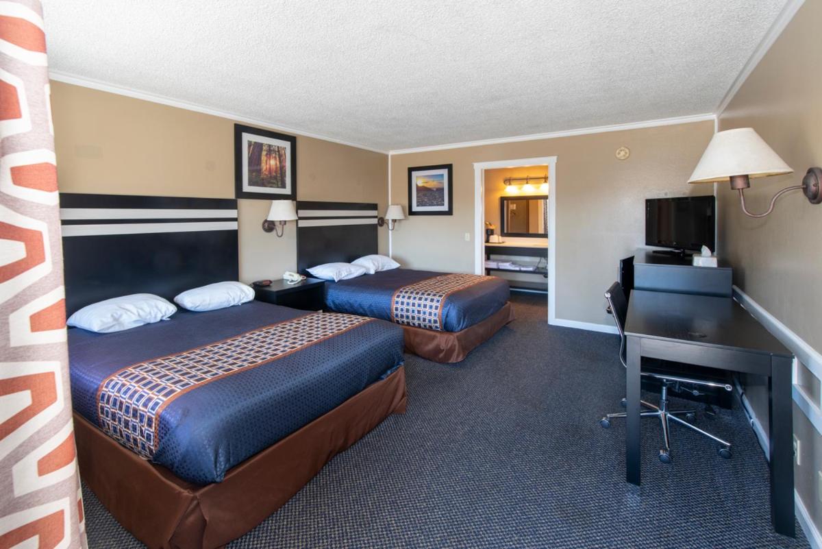 Queen Room with Two Queen Beds photo 1