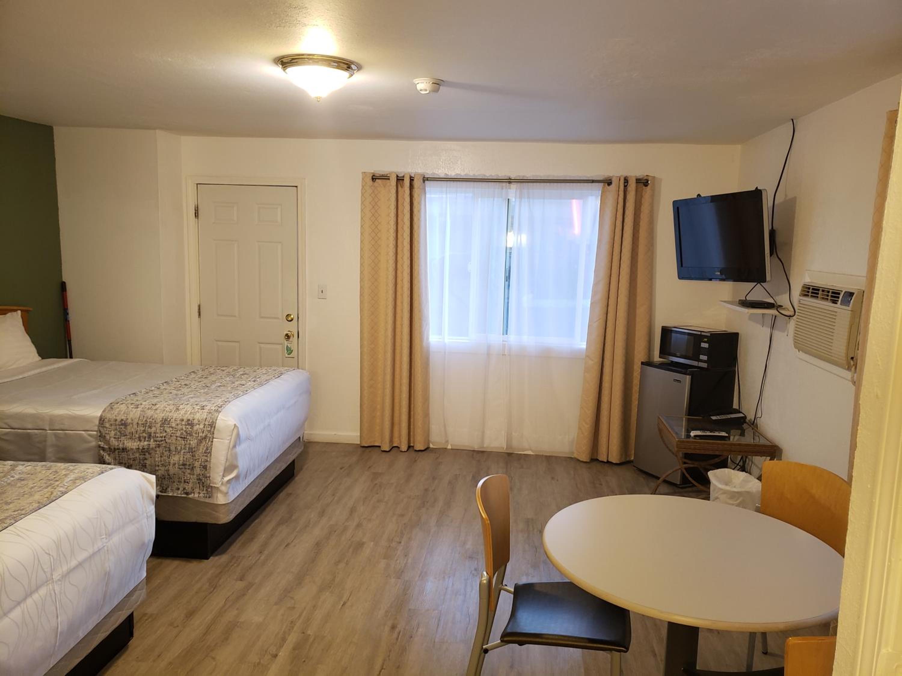 Room with Two Double Beds - Photo 7