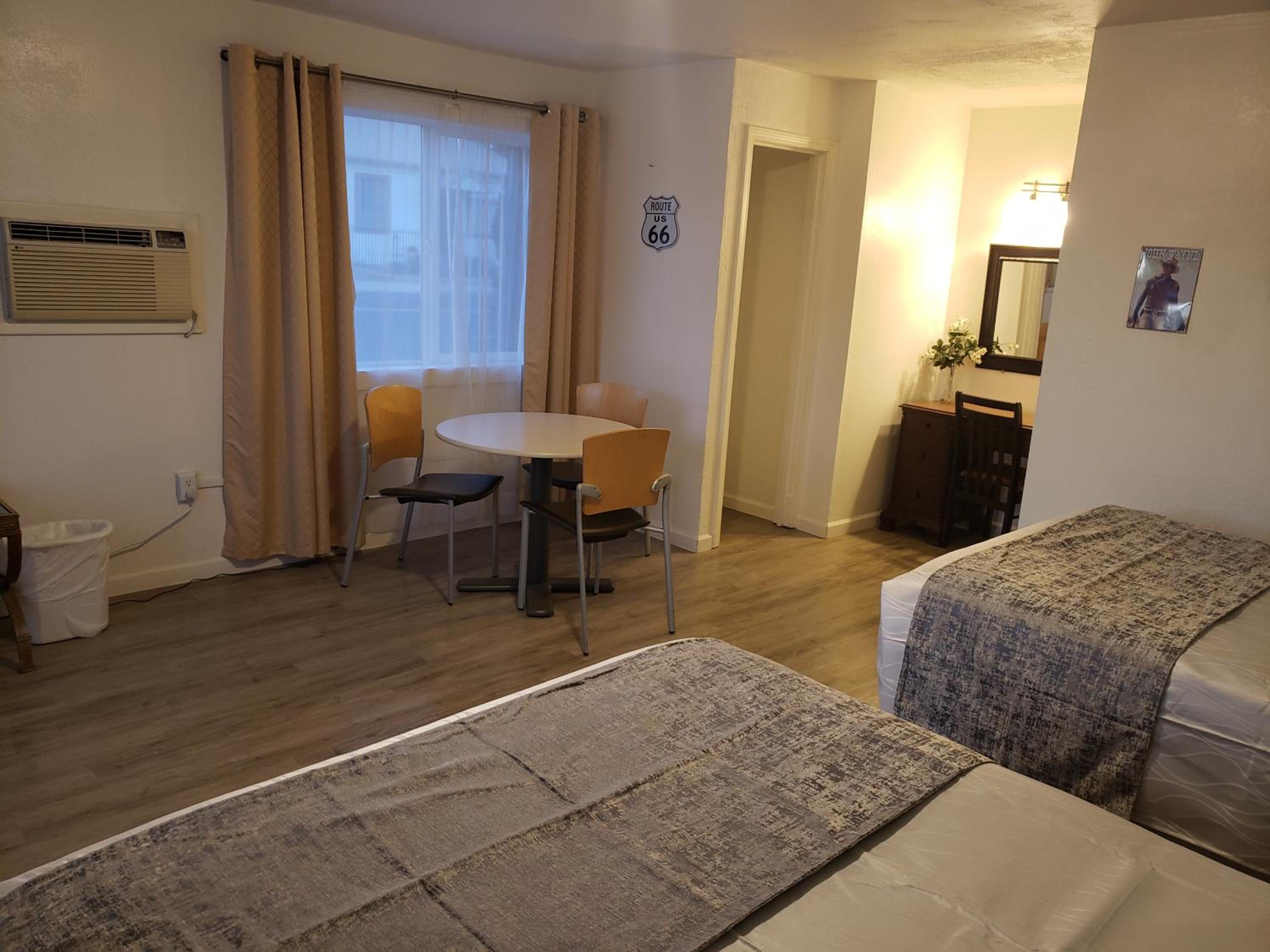 Room with Two Double Beds - Photo 5