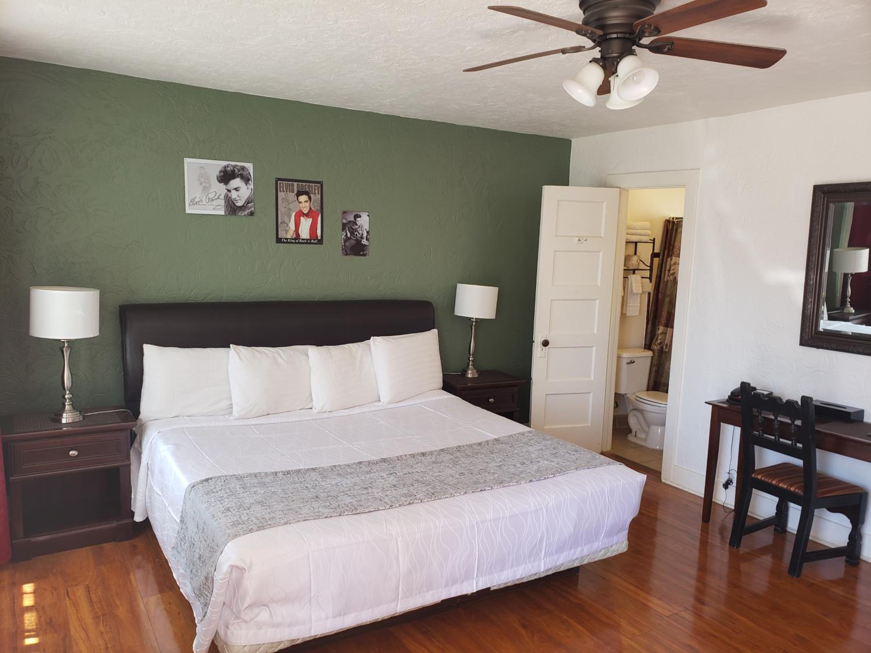 Room with Two Double Beds - Photo 2