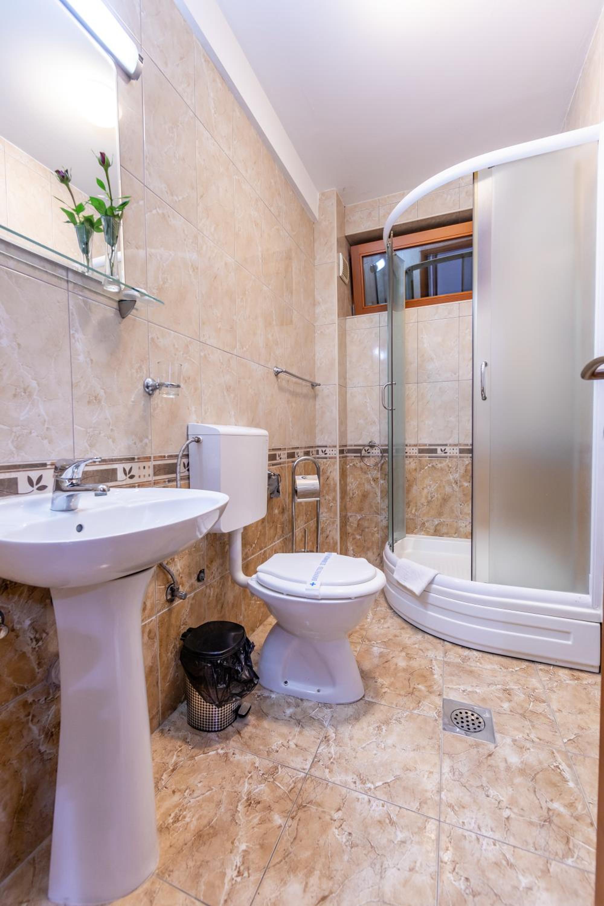 Basic Triple Room photo 3
