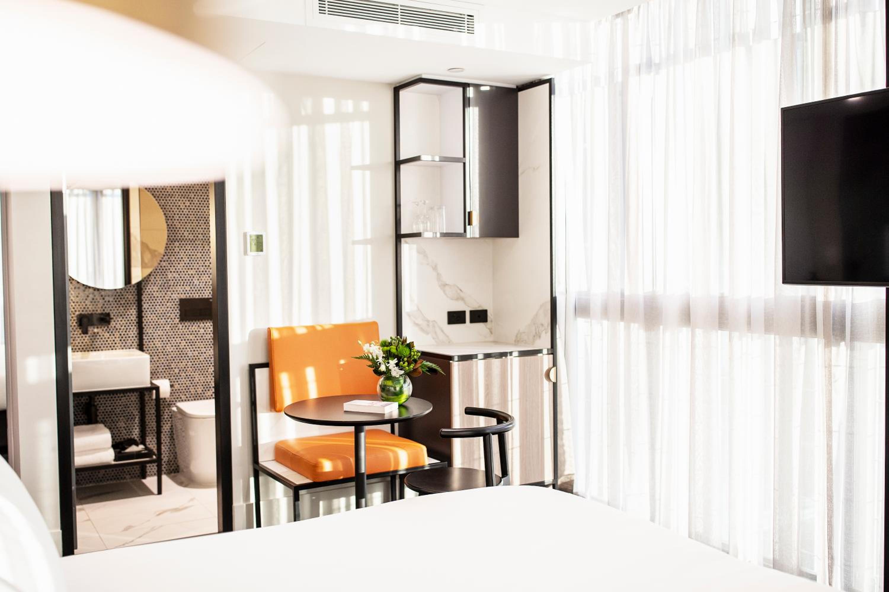 King Room with Balcony - Photo 5